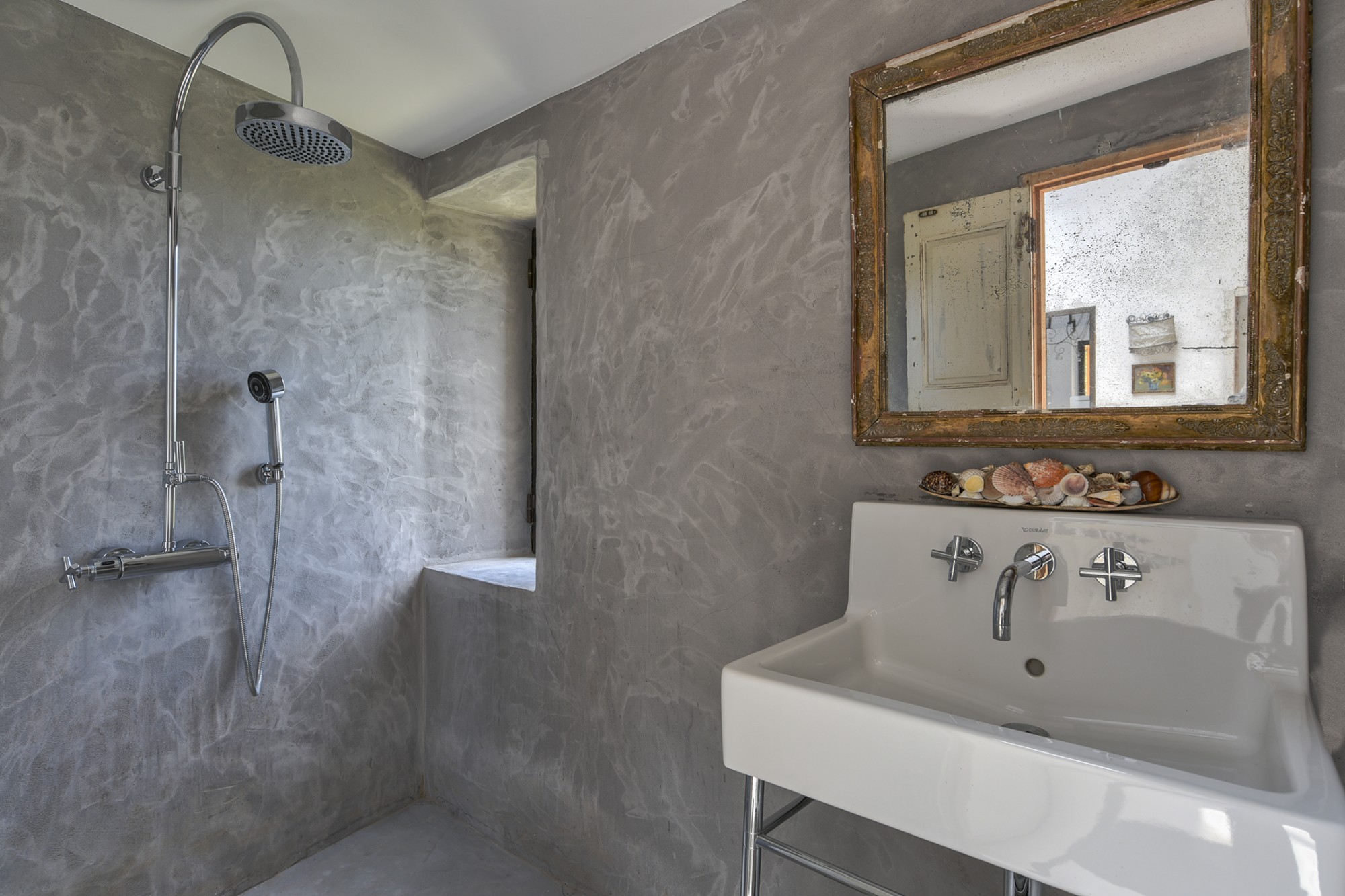 For seasonal rental, old sheepfold with a contemporary soul, at the foot of the Luberon 