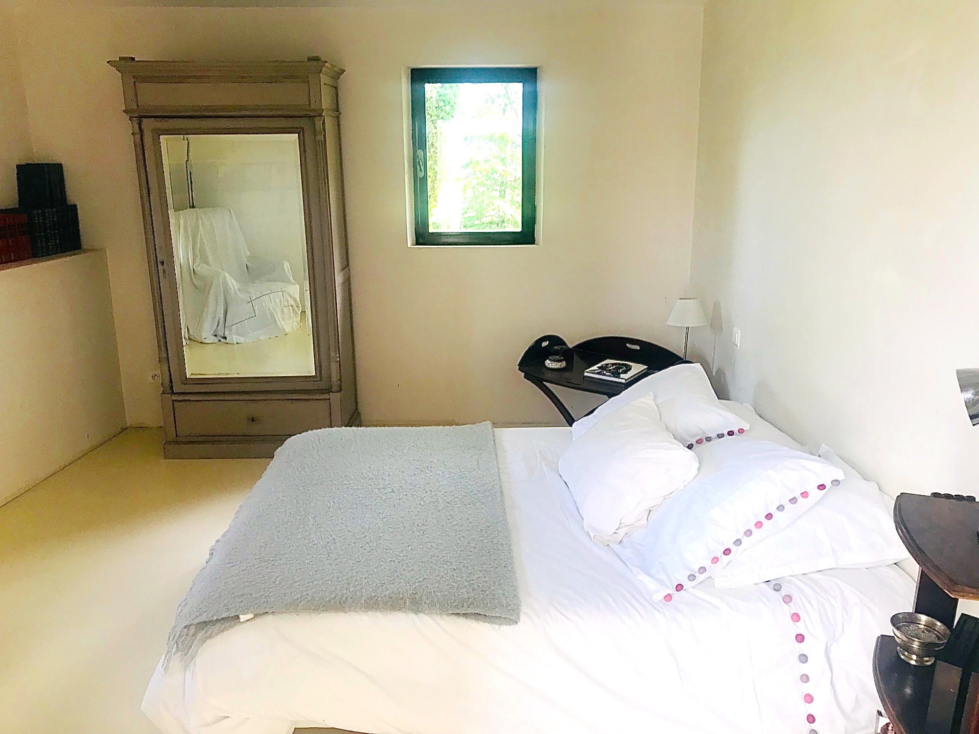 For seasonal rental, old sheepfold with a contemporary soul, at the foot of the Luberon 