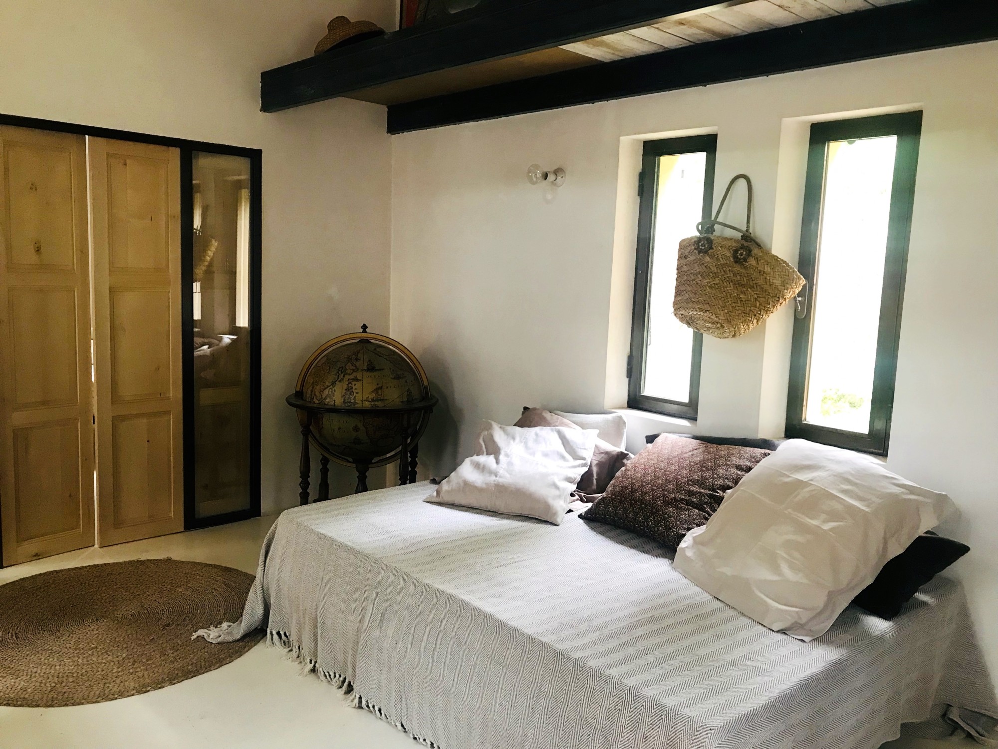 For seasonal rental, old sheepfold with a contemporary soul, at the foot of the Luberon 
