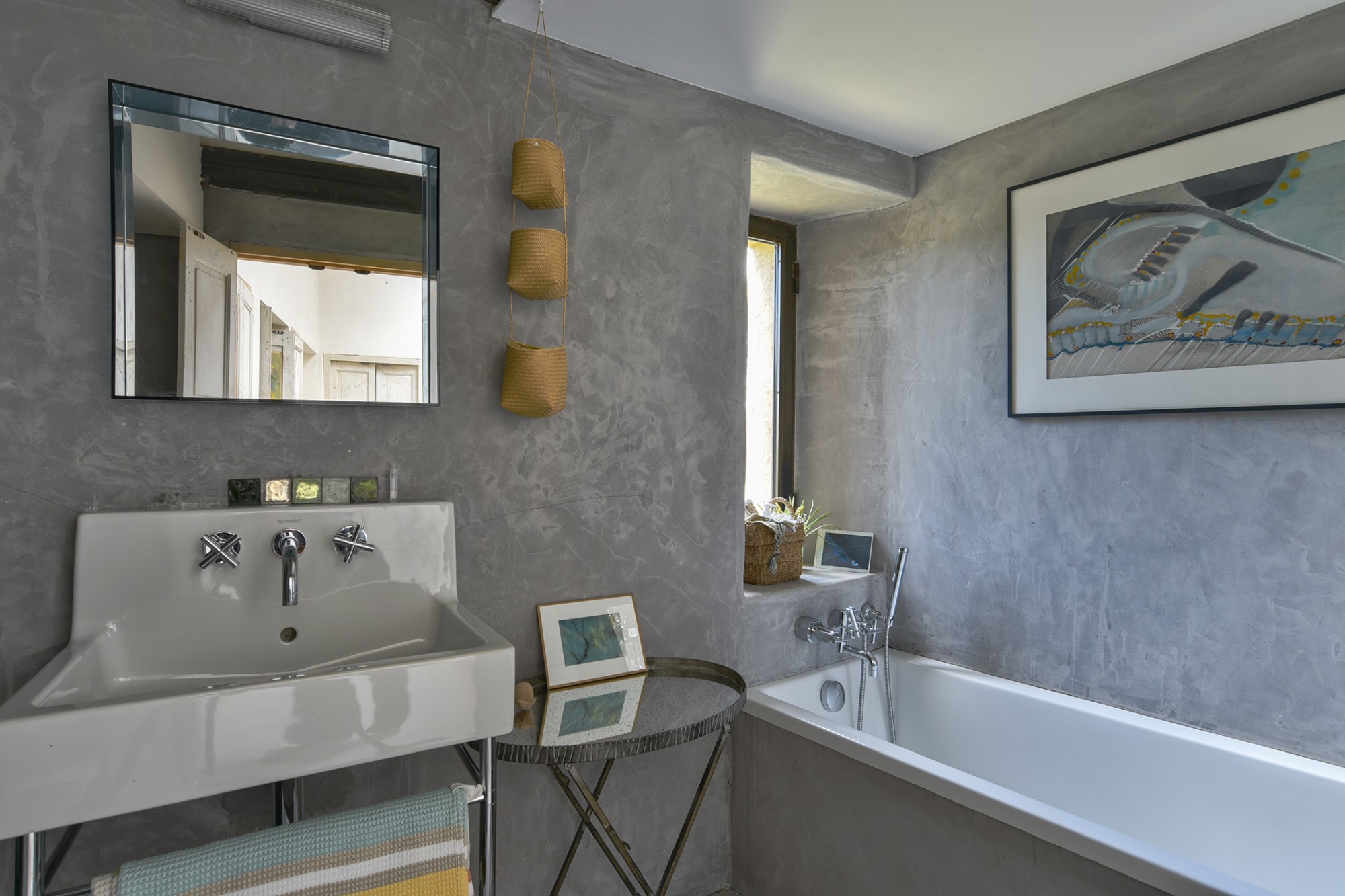 For seasonal rental, old sheepfold with a contemporary soul, at the foot of the Luberon 
