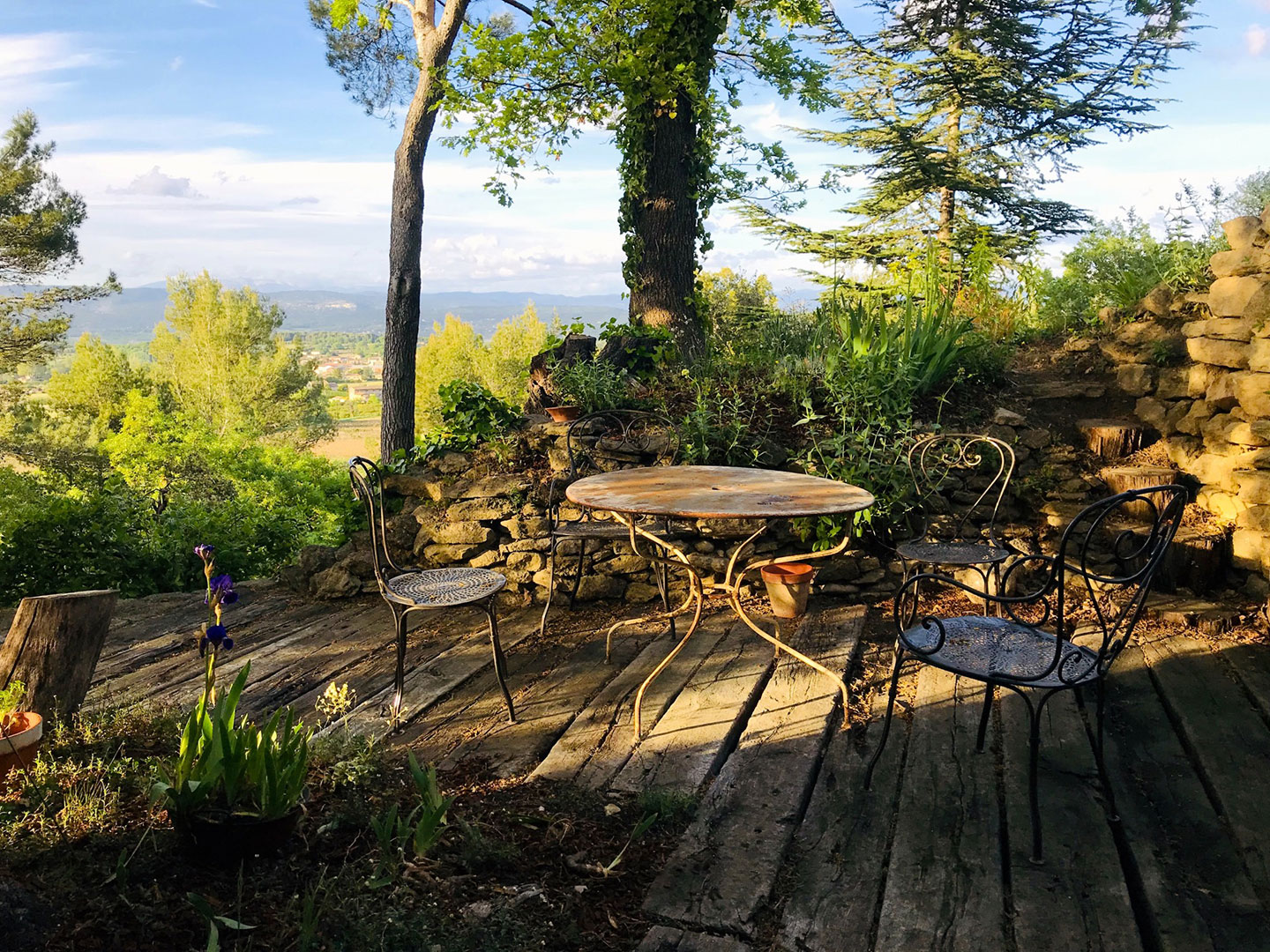 For seasonal rental, old sheepfold with a contemporary soul, at the foot of the Luberon 