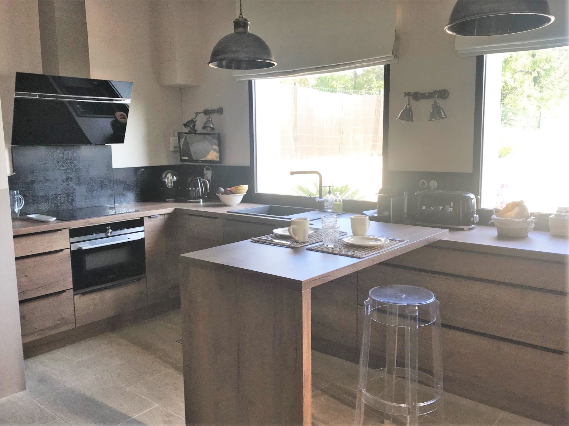 For your holiday in Gordes, facing the Luberon, charming house for four guests with pool and views.