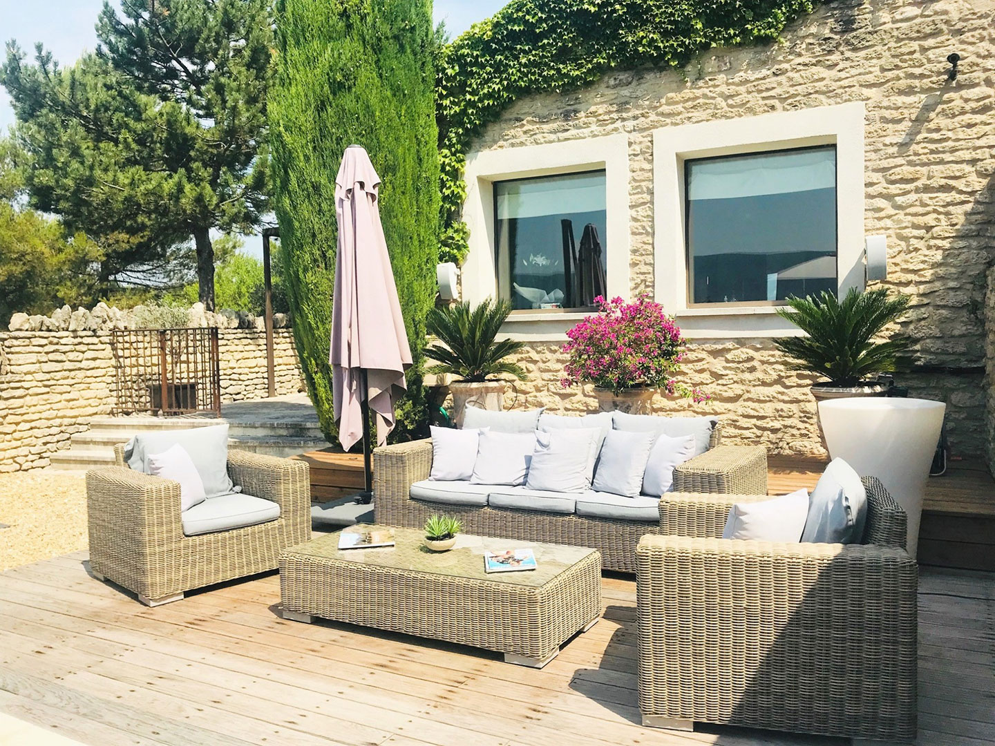 For your holiday in Gordes, facing the Luberon, charming house for four guests with pool and views.