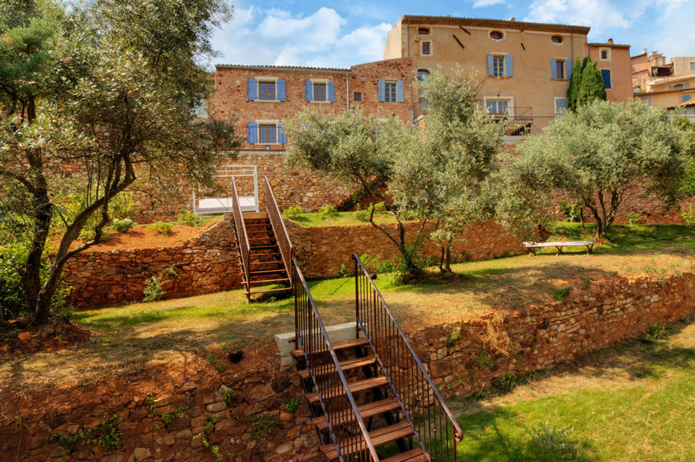 Prestigious property with 10 bedrooms, on the outskirts of the Ocher in Roussillon in the Luberon