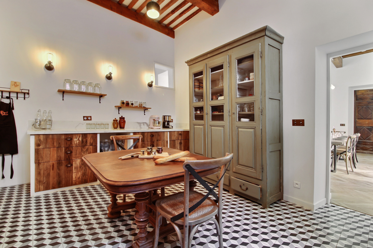 Prestigious property with 10 bedrooms, on the outskirts of the Ocher in Roussillon in the Luberon