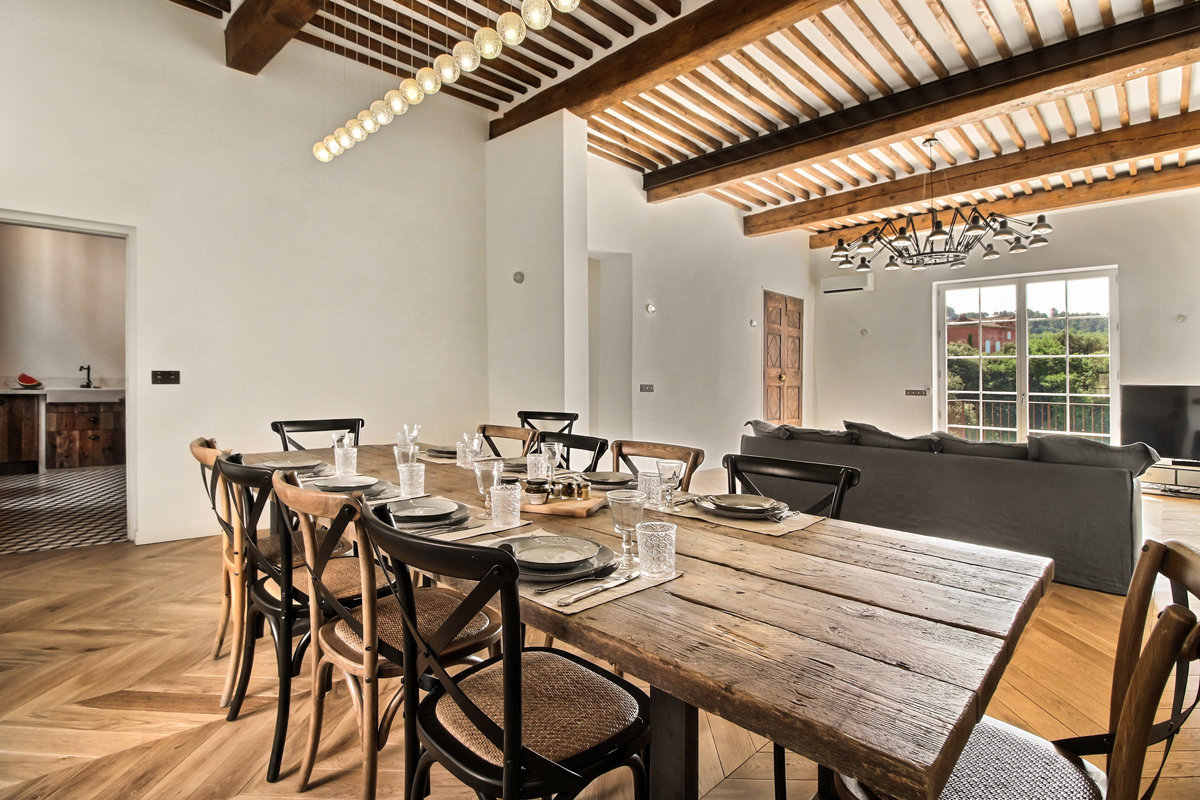 Prestigious property with 10 bedrooms, on the outskirts of the Ocher in Roussillon in the Luberon