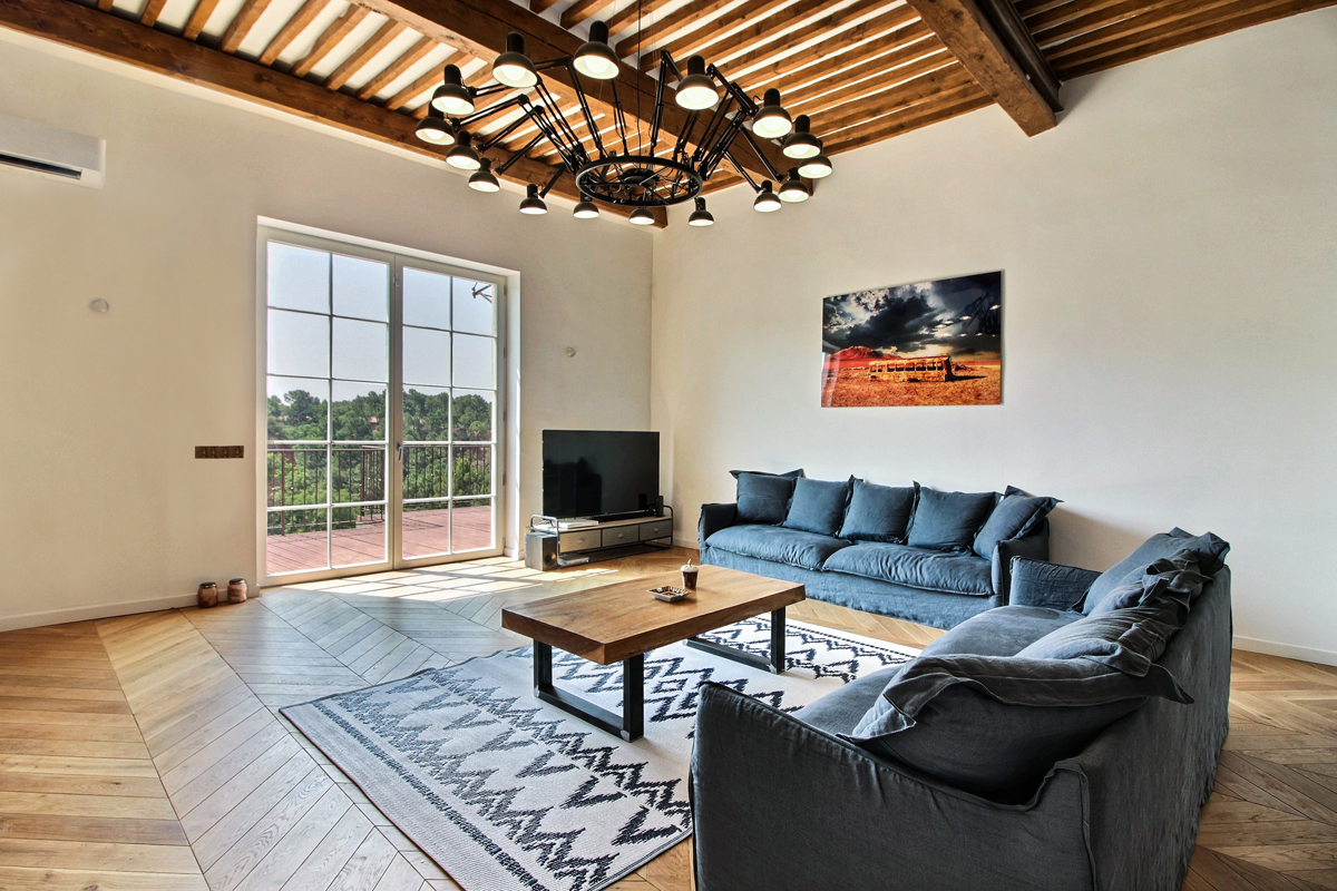 Prestigious property with 10 bedrooms, on the outskirts of the Ocher in Roussillon in the Luberon