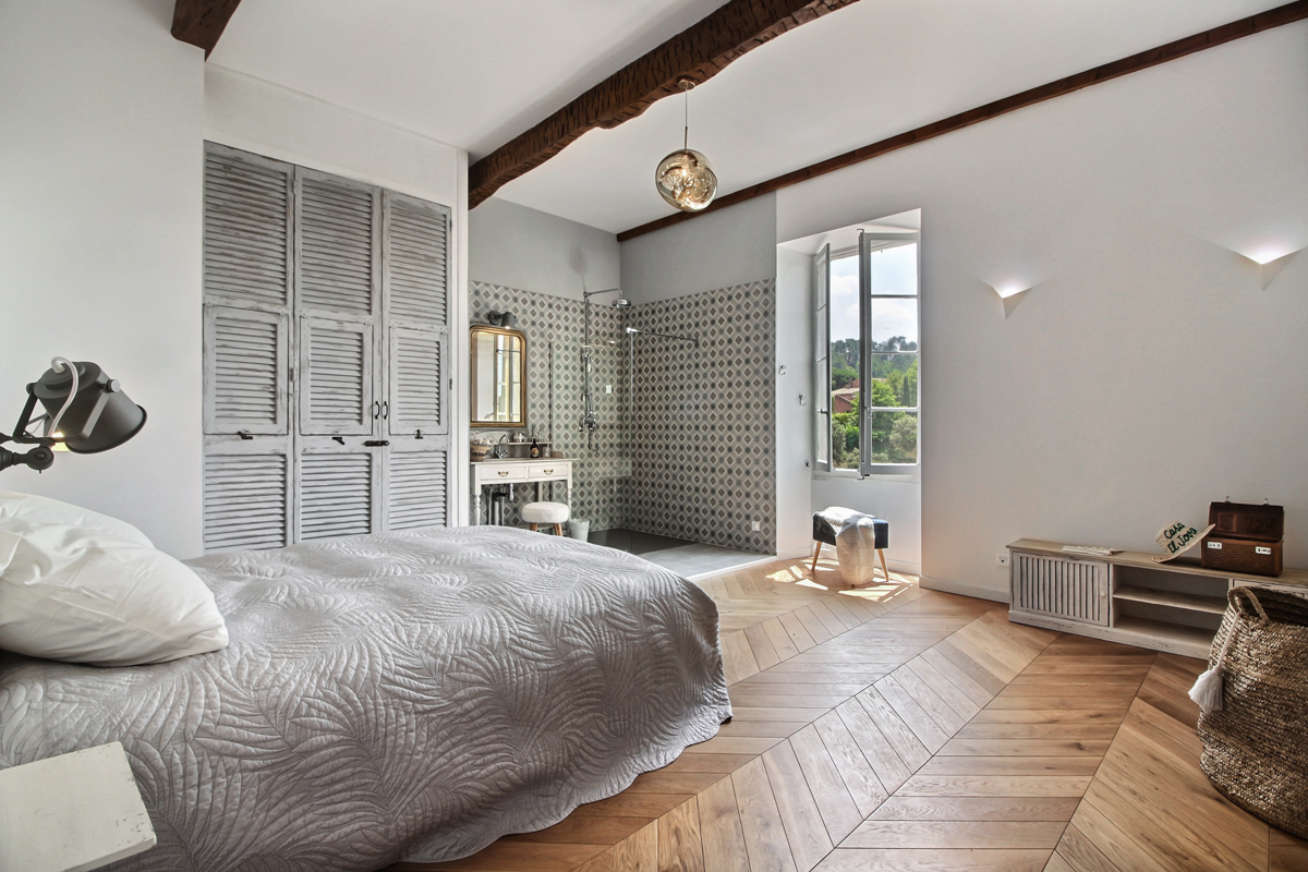 Prestigious property with 10 bedrooms, on the outskirts of the Ocher in Roussillon in the Luberon