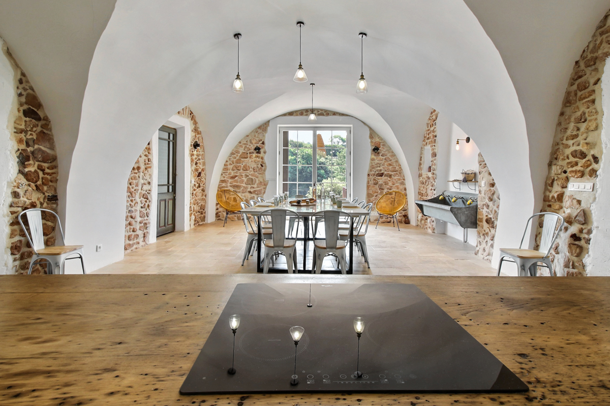 Prestigious property with 10 bedrooms, on the outskirts of the Ocher in Roussillon in the Luberon
