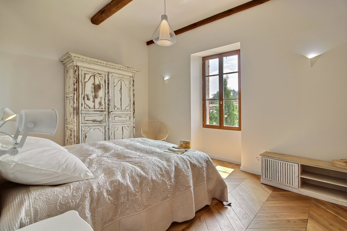 Prestigious property with 10 bedrooms, on the outskirts of the Ocher in Roussillon in the Luberon