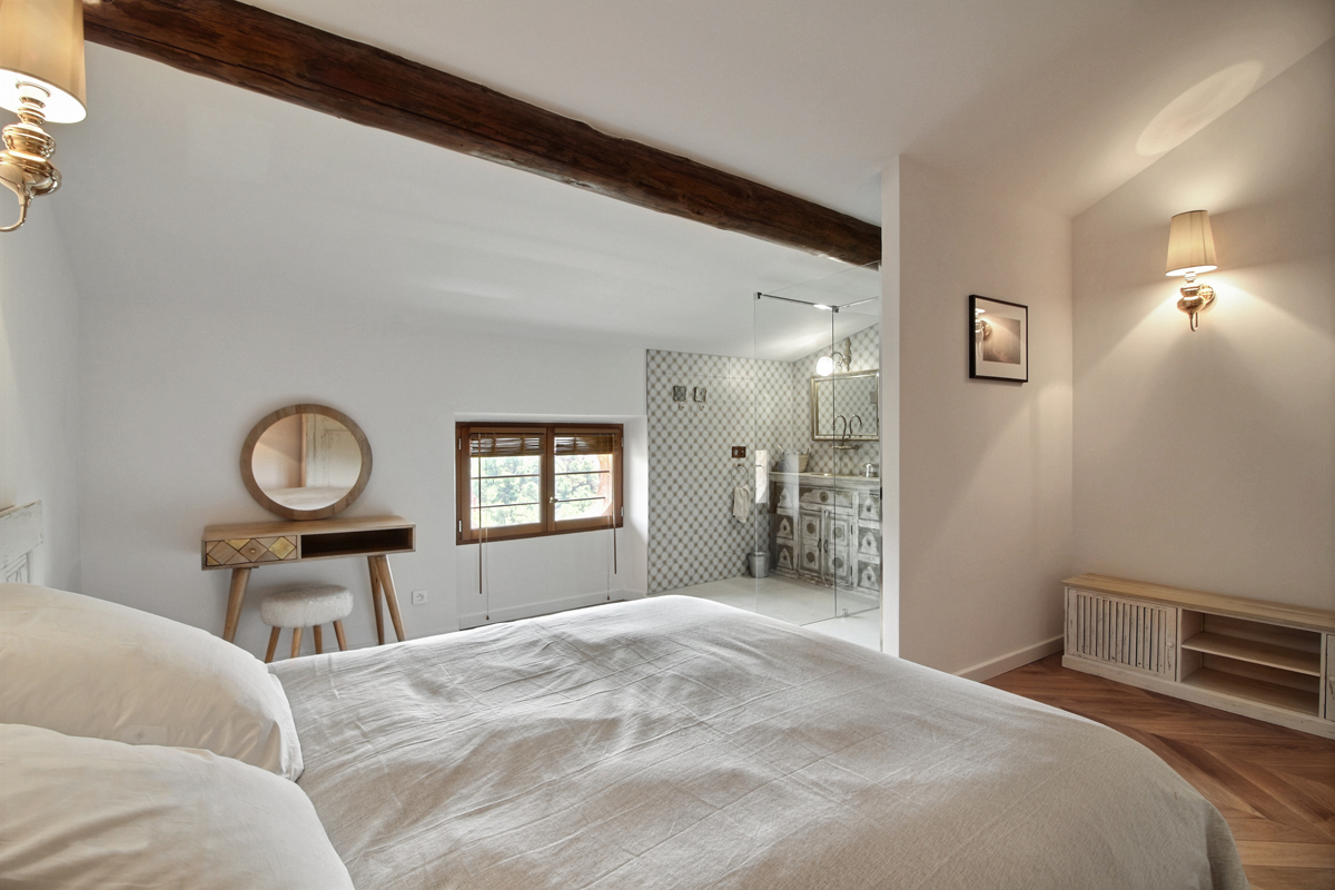 Prestigious property with 10 bedrooms, on the outskirts of the Ocher in Roussillon in the Luberon