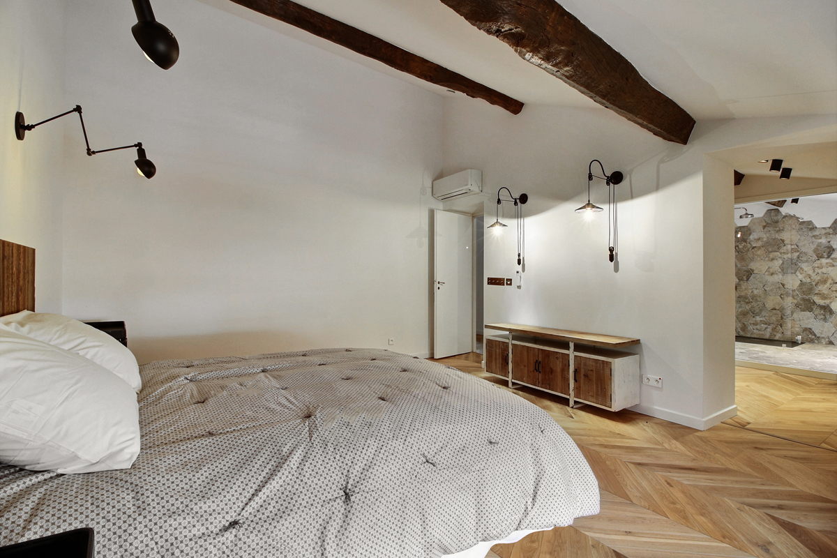 Prestigious property with 10 bedrooms, on the outskirts of the Ocher in Roussillon in the Luberon