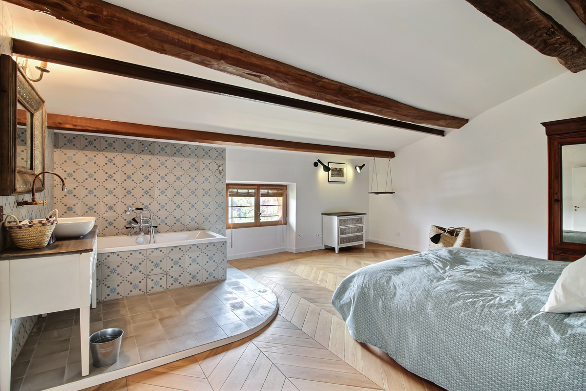 Prestigious property with 10 bedrooms, on the outskirts of the Ocher in Roussillon in the Luberon
