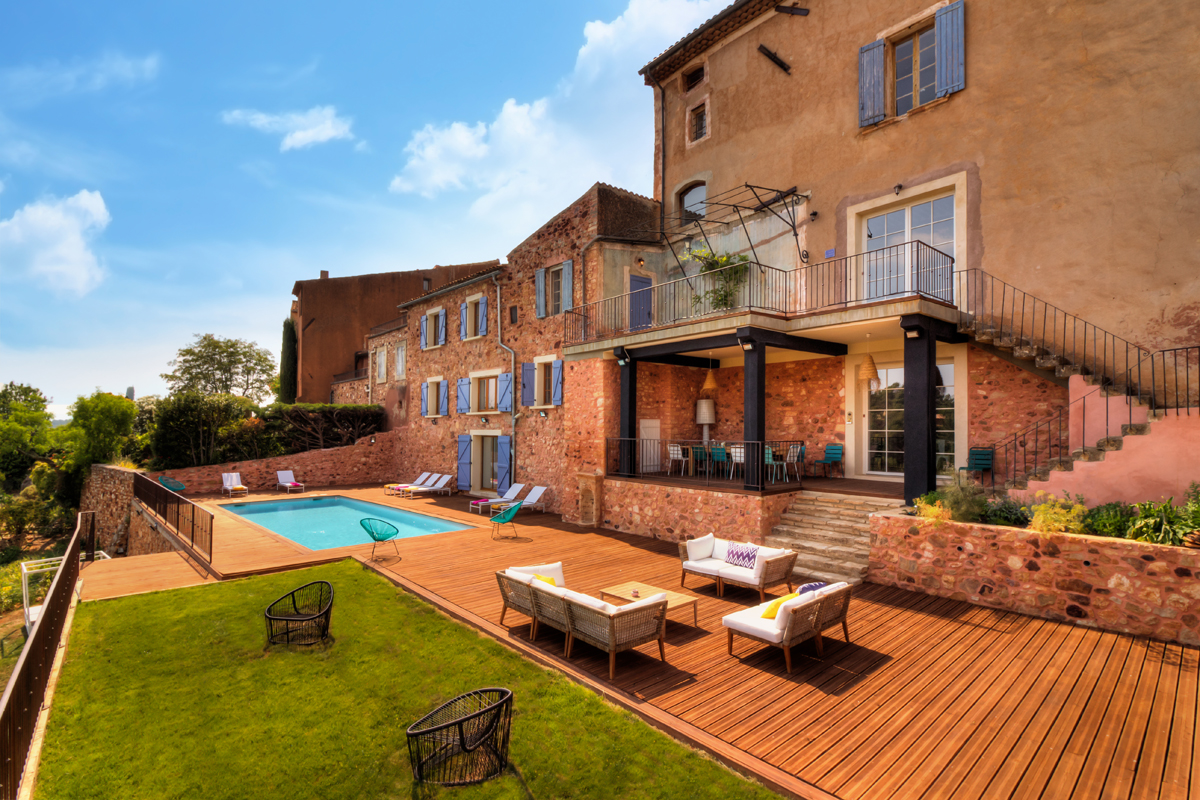 Prestigious property with 10 bedrooms, on the outskirts of the Ocher in Roussillon in the Luberon