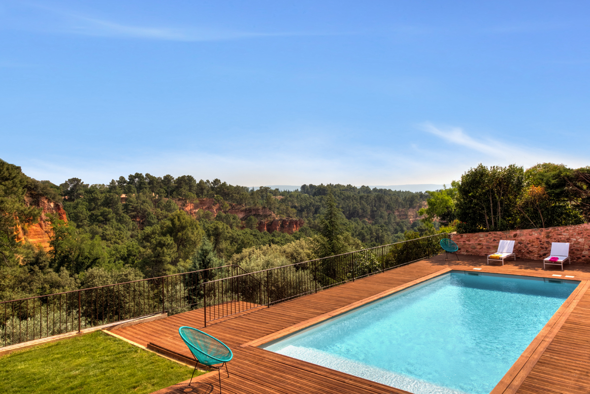 Prestigious property with 10 bedrooms, on the outskirts of the Ocher in Roussillon in the Luberon