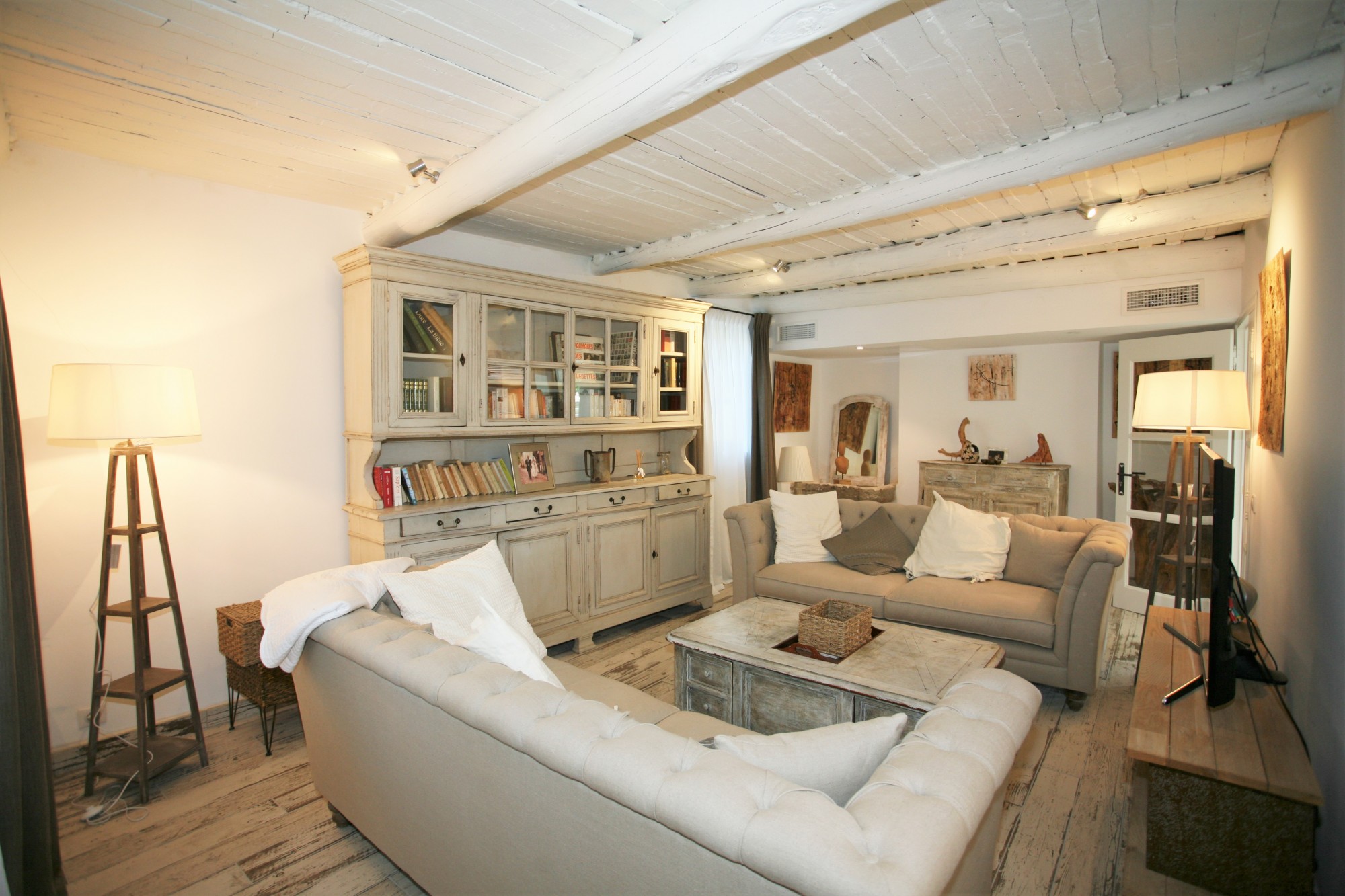 Luberon, on the edge of Saint-Pantaléon and Gordes, a superbly refurbished Mas with 2 swimming pools.