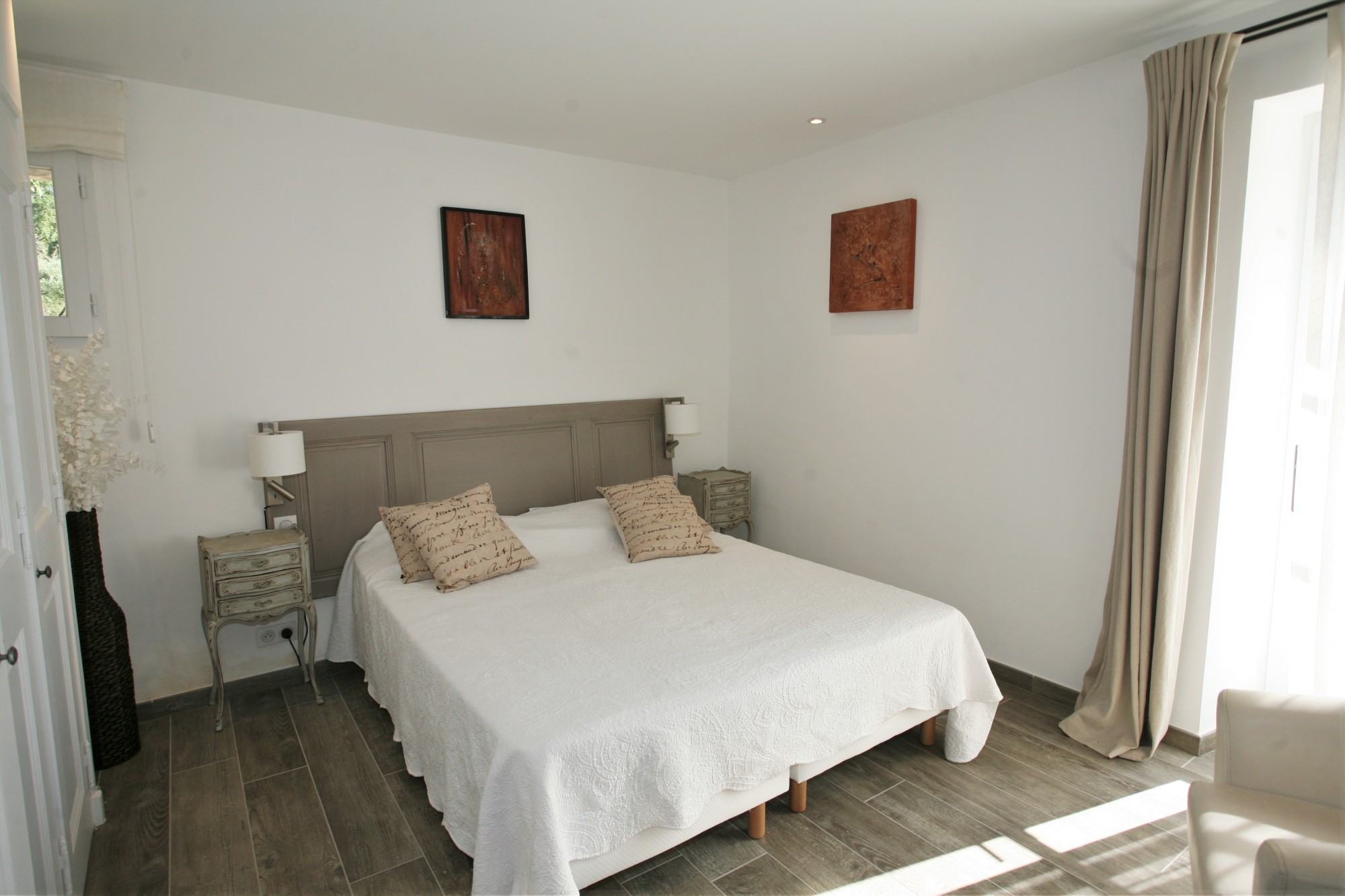Luberon, on the edge of Saint-Pantaléon and Gordes, a superbly refurbished Mas with 2 swimming pools.