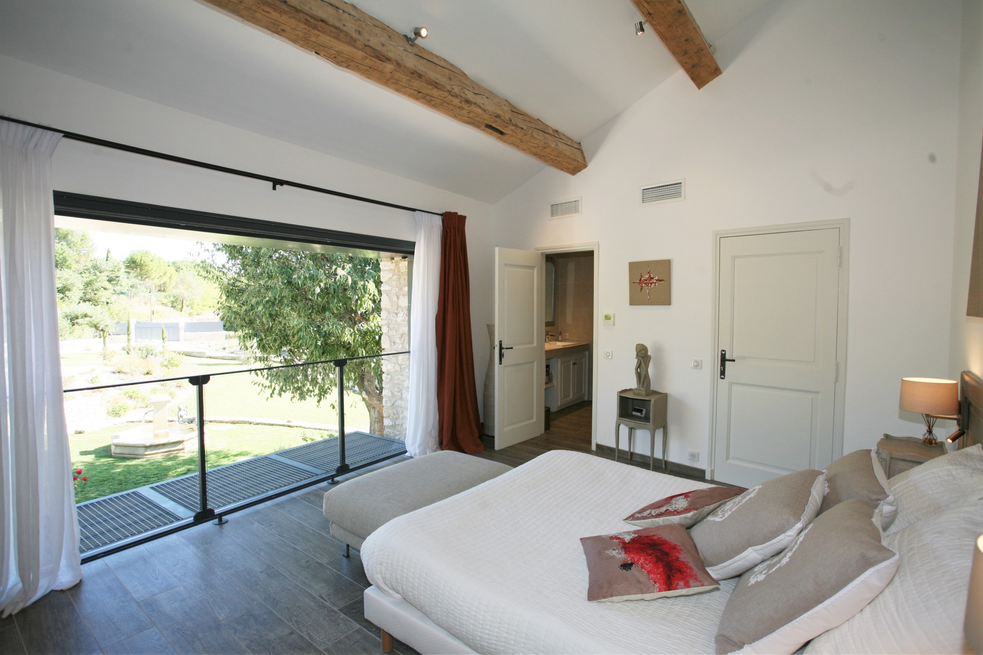 Luberon, on the edge of Saint-Pantaléon and Gordes, a superbly refurbished Mas with 2 swimming pools.