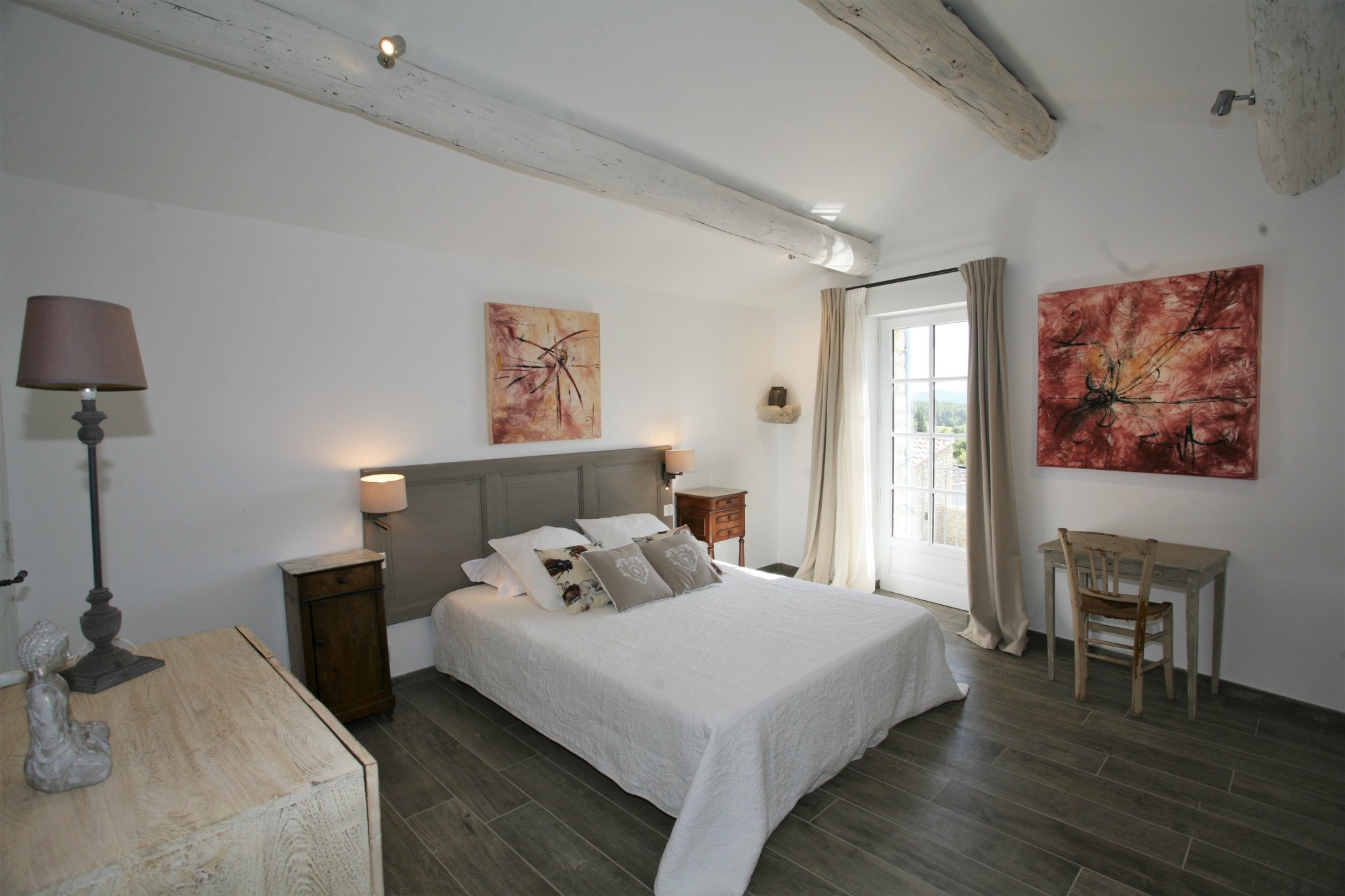 Luberon, on the edge of Saint-Pantaléon and Gordes, a superbly refurbished Mas with 2 swimming pools.