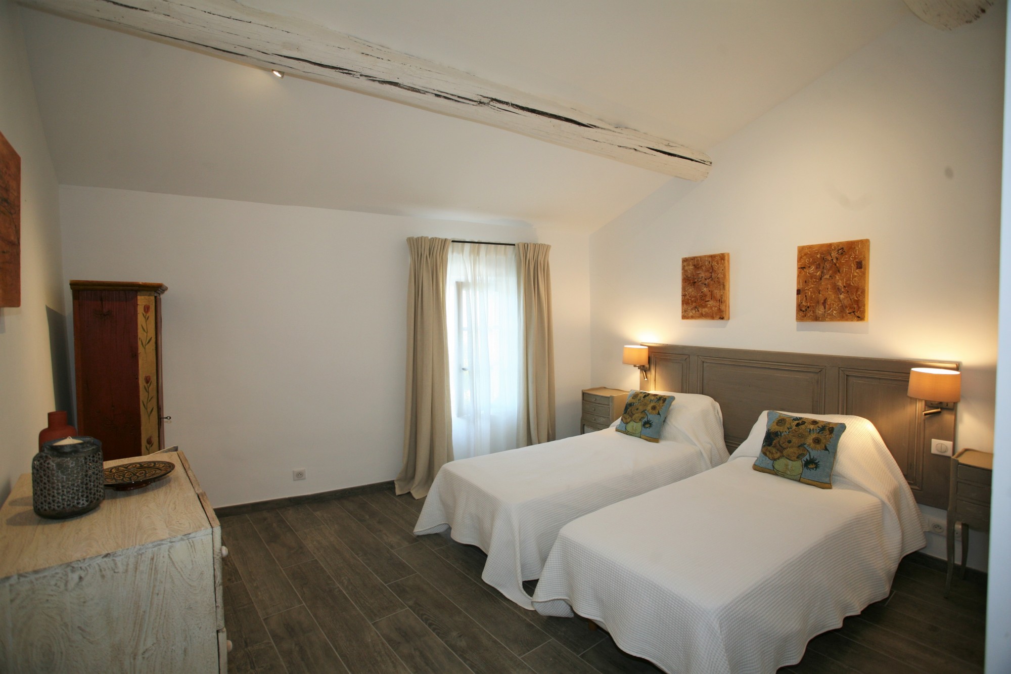 Luberon, on the edge of Saint-Pantaléon and Gordes, a superbly refurbished Mas with 2 swimming pools.