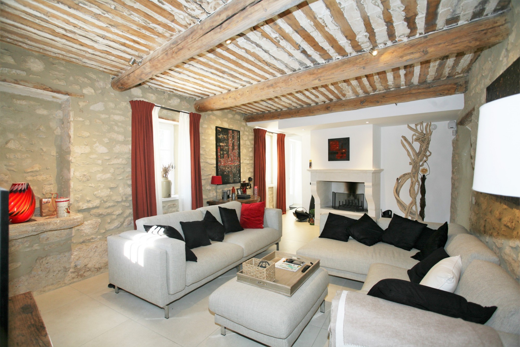 Luberon, on the edge of Saint-Pantaléon and Gordes, a superbly refurbished Mas with 2 swimming pools.