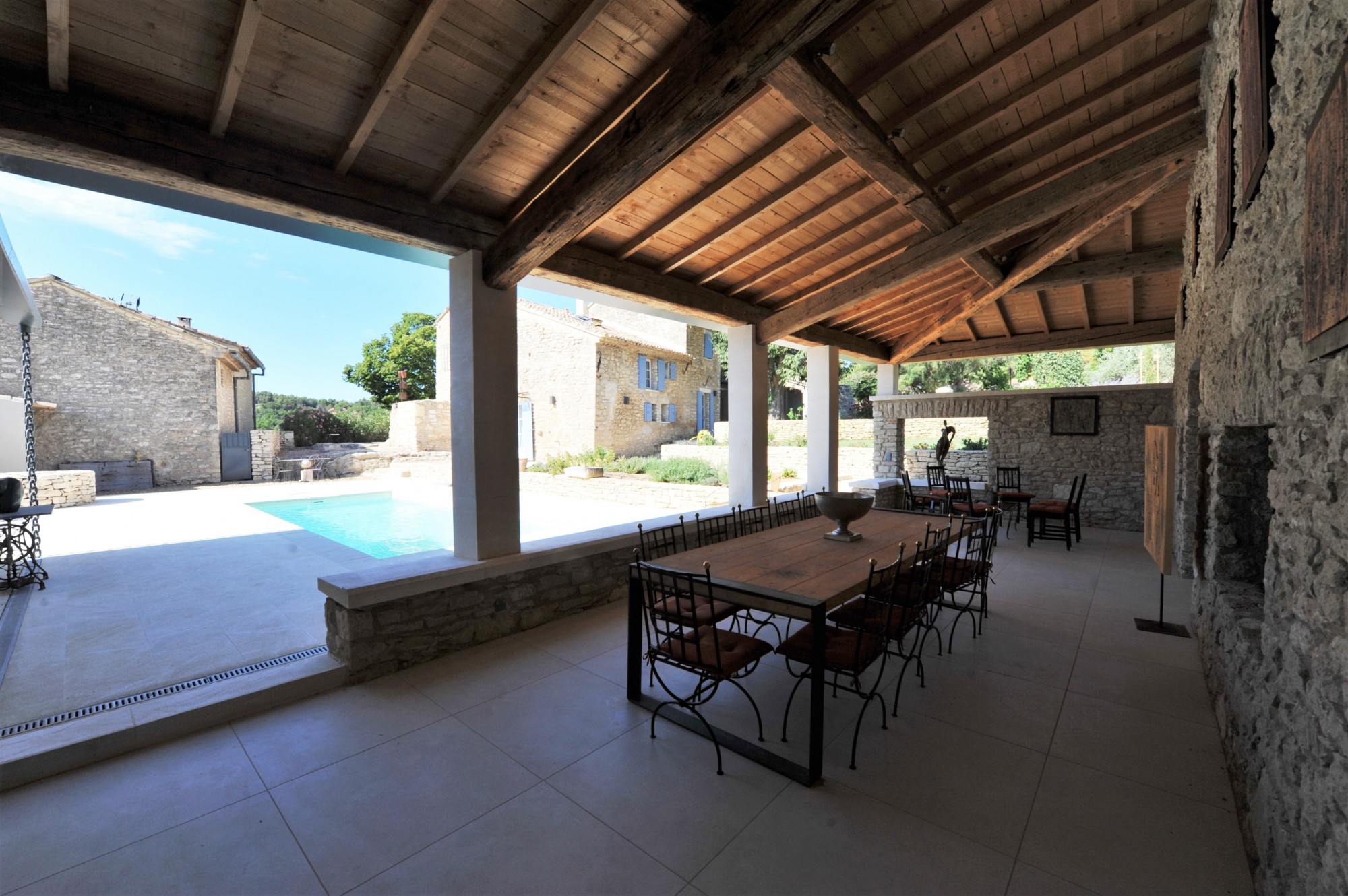 Luberon, on the edge of Saint-Pantaléon and Gordes, a superbly refurbished Mas with 2 swimming pools.