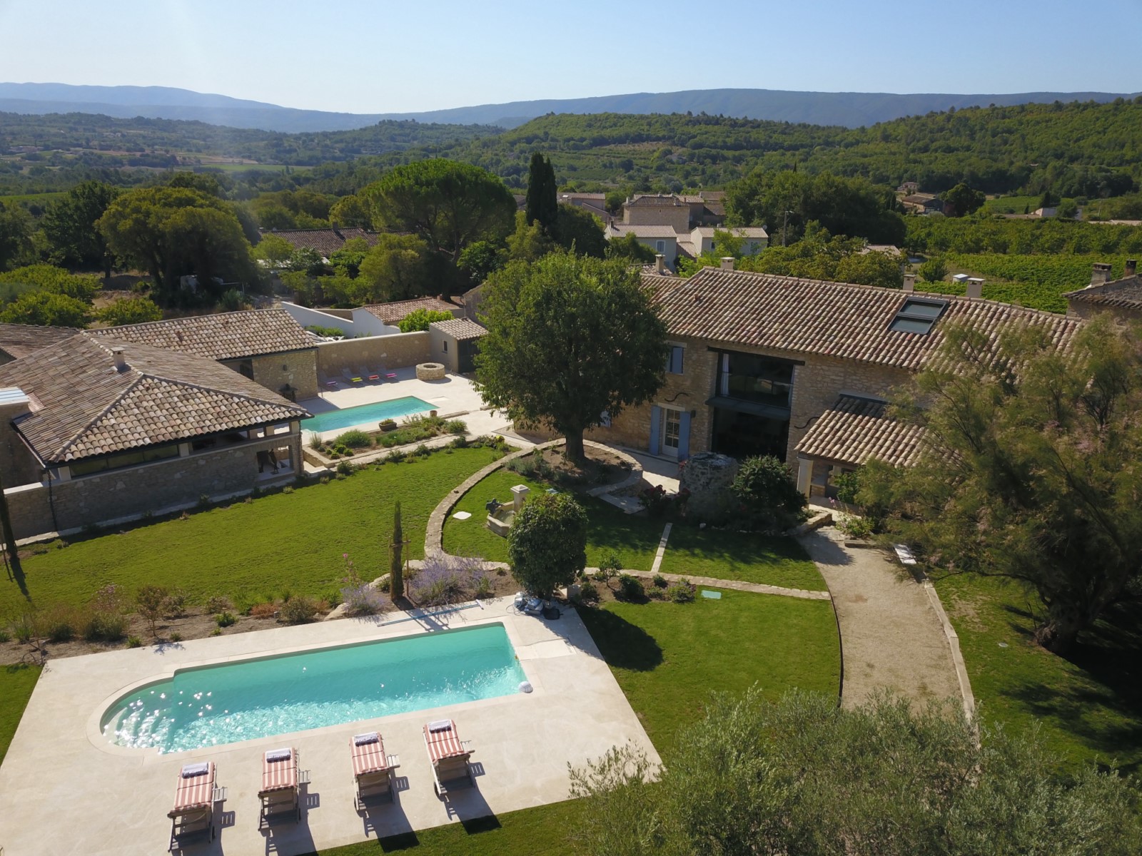 entre Gordes et Goult, propriété de prestige avec deux piscines