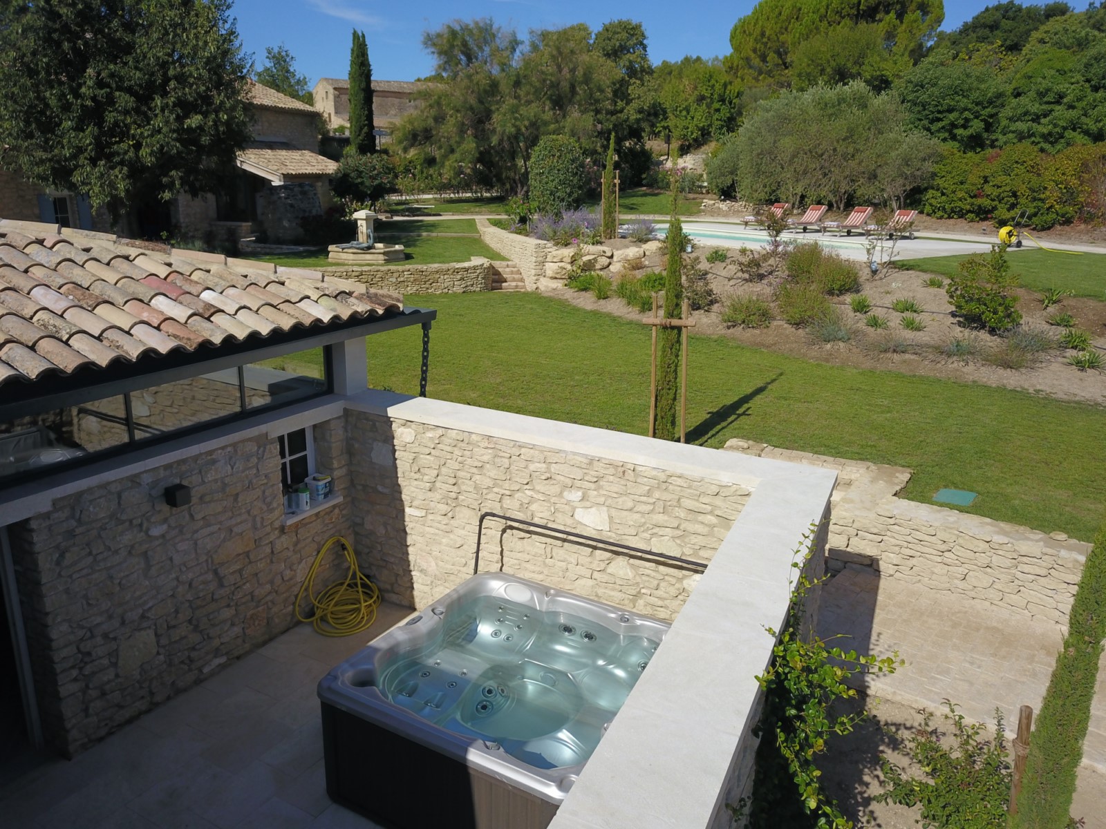 Luberon, on the edge of Saint-Pantaléon and Gordes, a superbly refurbished Mas with 2 swimming pools.