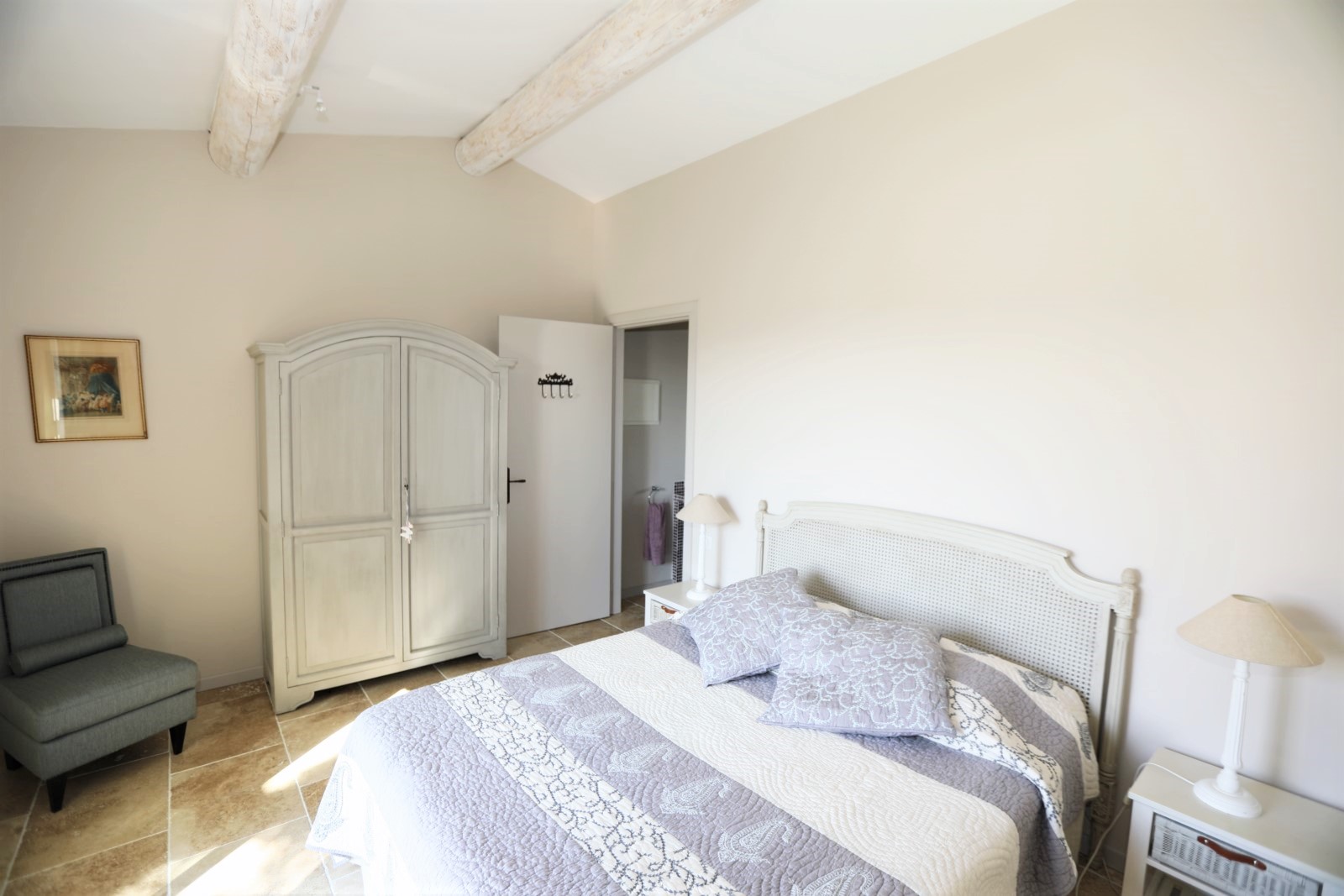 Large 7-bedroom residence at the gates of Gordes with heated pool, fully equipped pool house, and Luberon views.