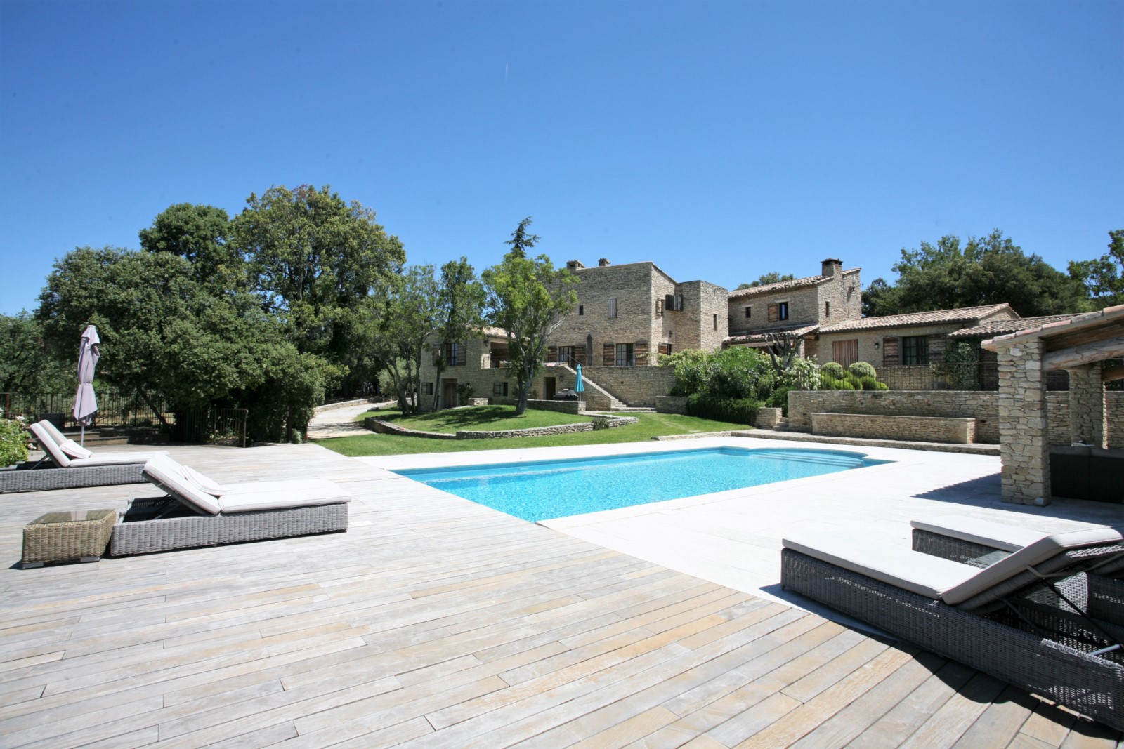 Piscine with pool house