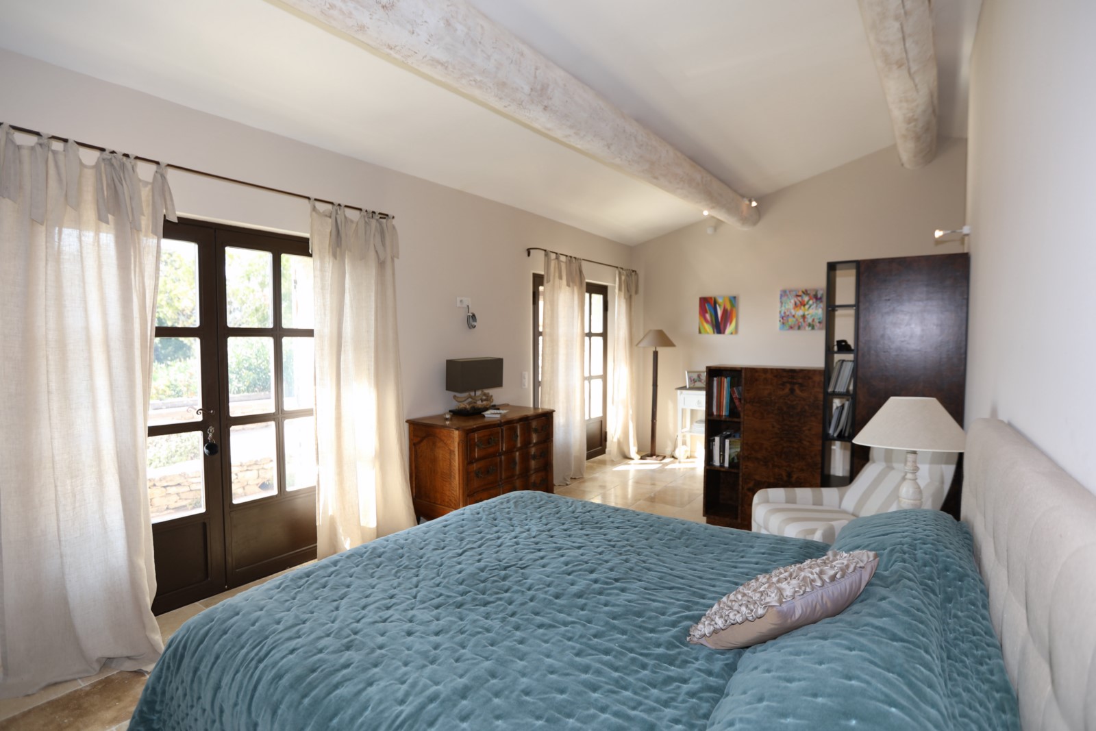 Large 7-bedroom residence at the gates of Gordes with heated pool, fully equipped pool house, and Luberon views.