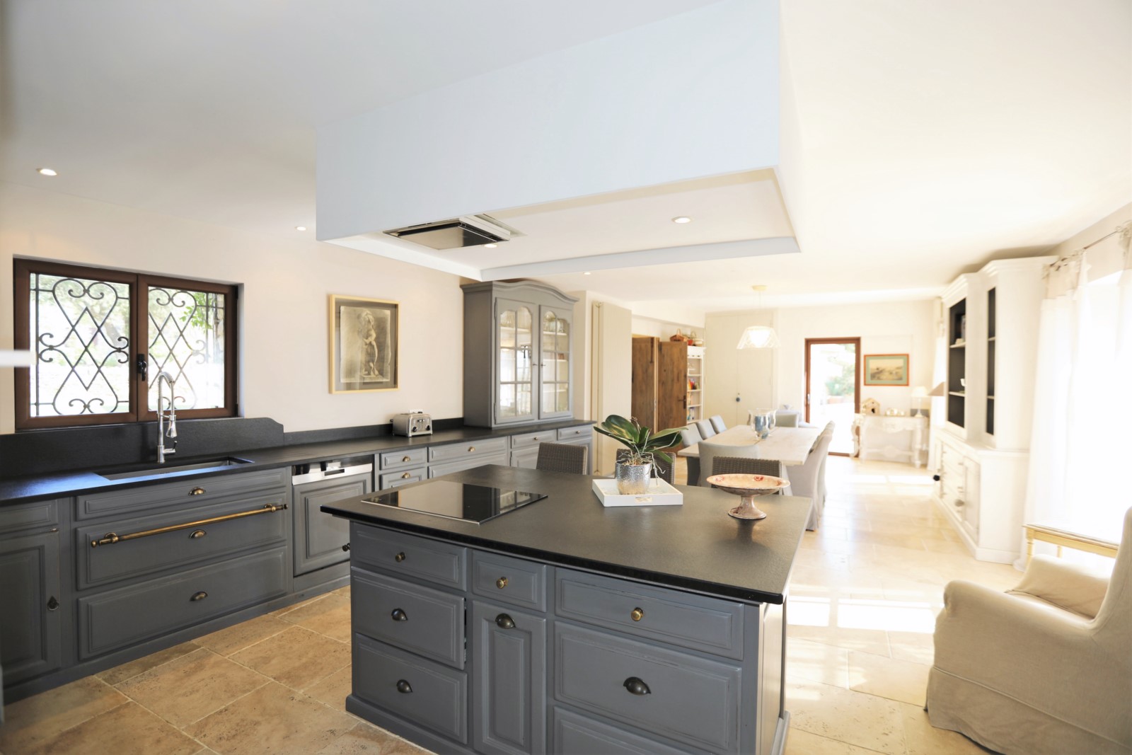 Large 7-bedroom residence at the gates of Gordes with heated pool, fully equipped pool house, and Luberon views.