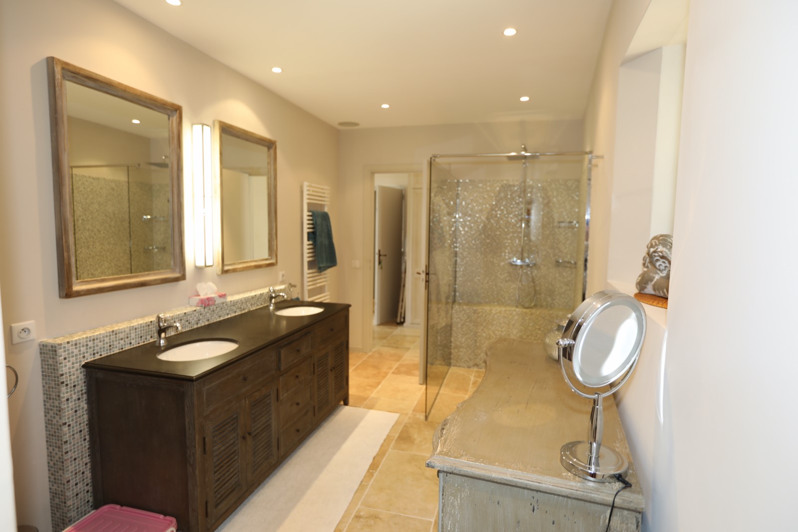 Large 7-bedroom residence at the gates of Gordes with heated pool, fully equipped pool house, and Luberon views.