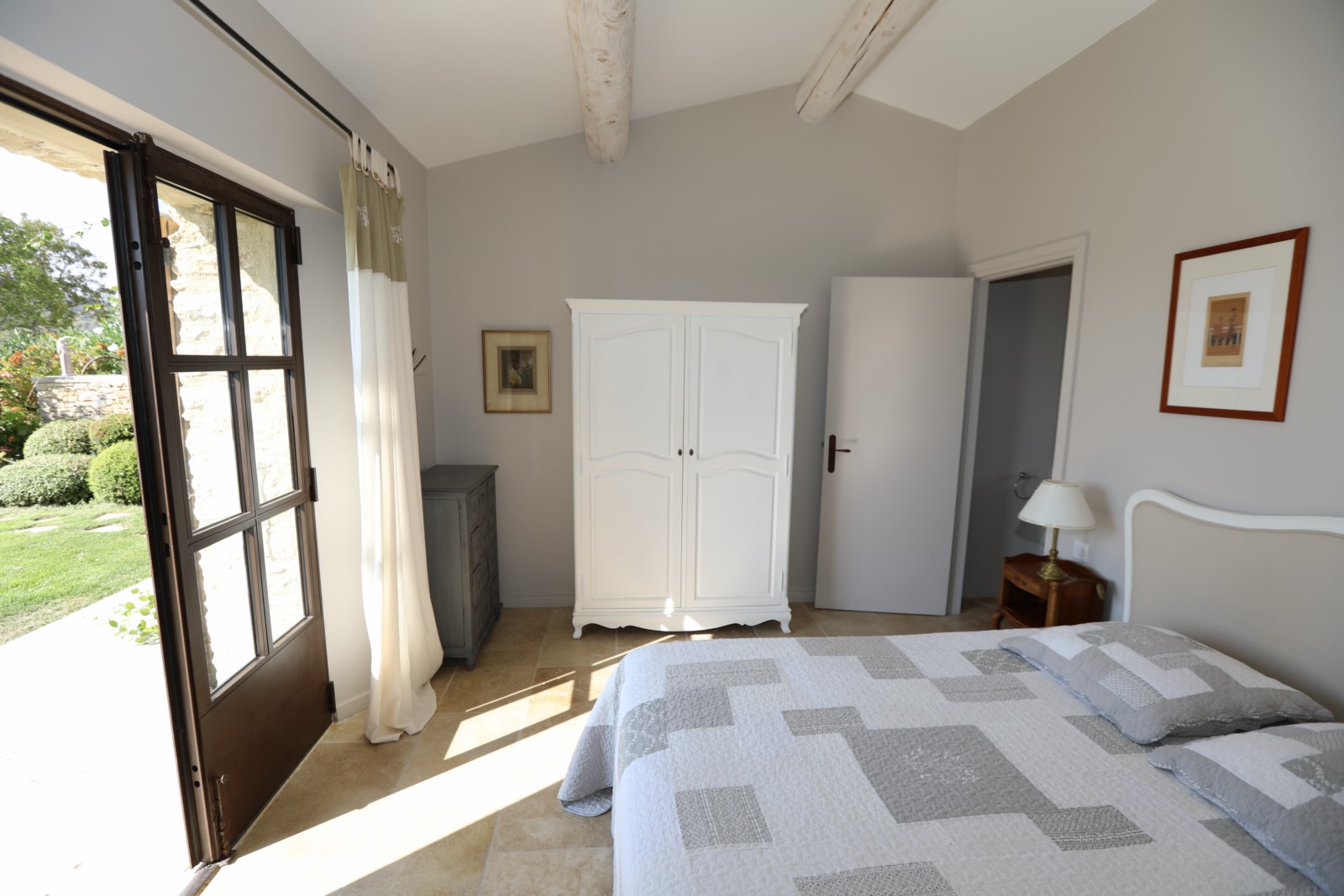 Large 7-bedroom residence at the gates of Gordes with heated pool, fully equipped pool house, and Luberon views.