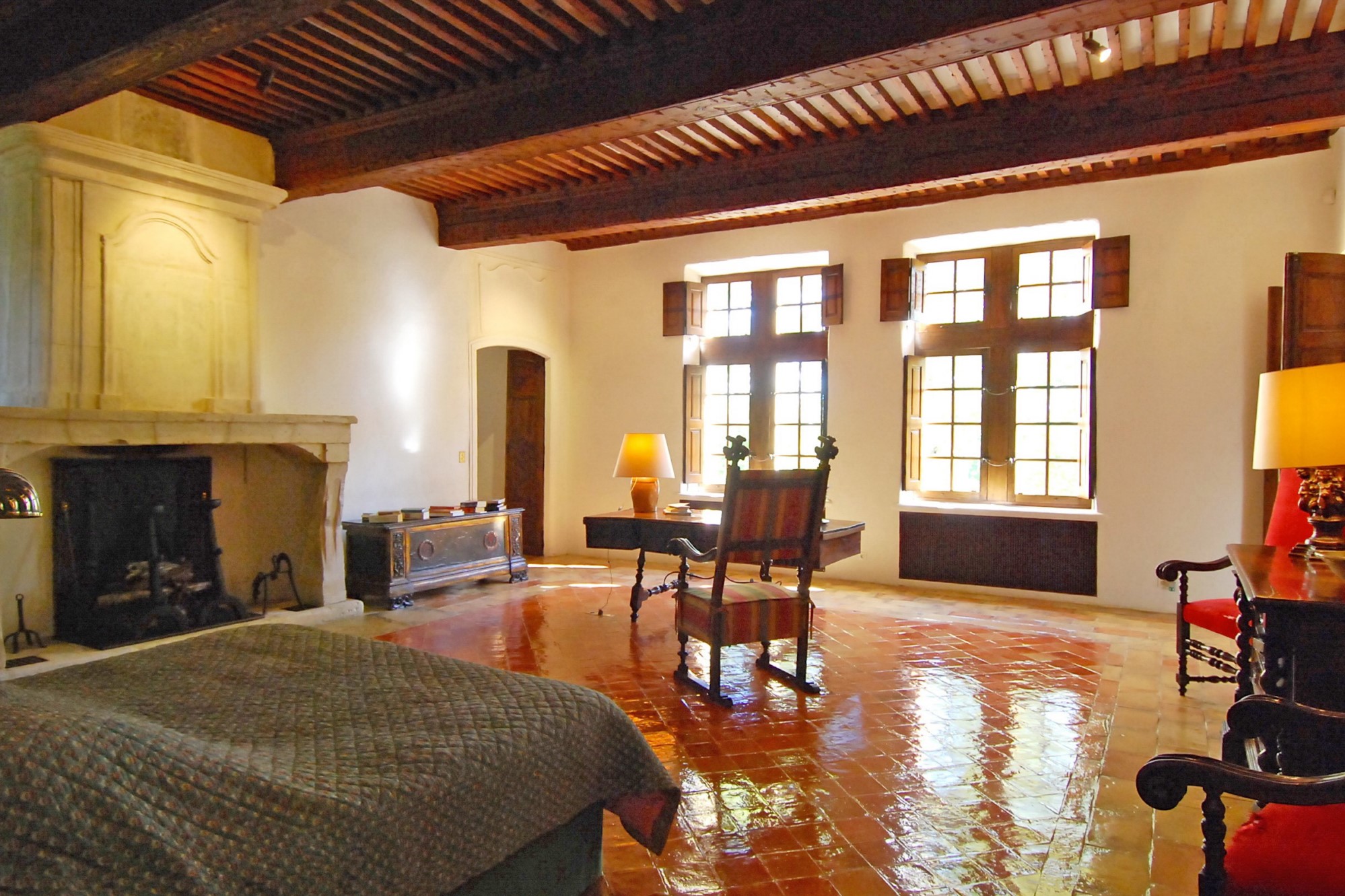 For rent, exceptional property with Castle in Provence, for your holidays or your events.