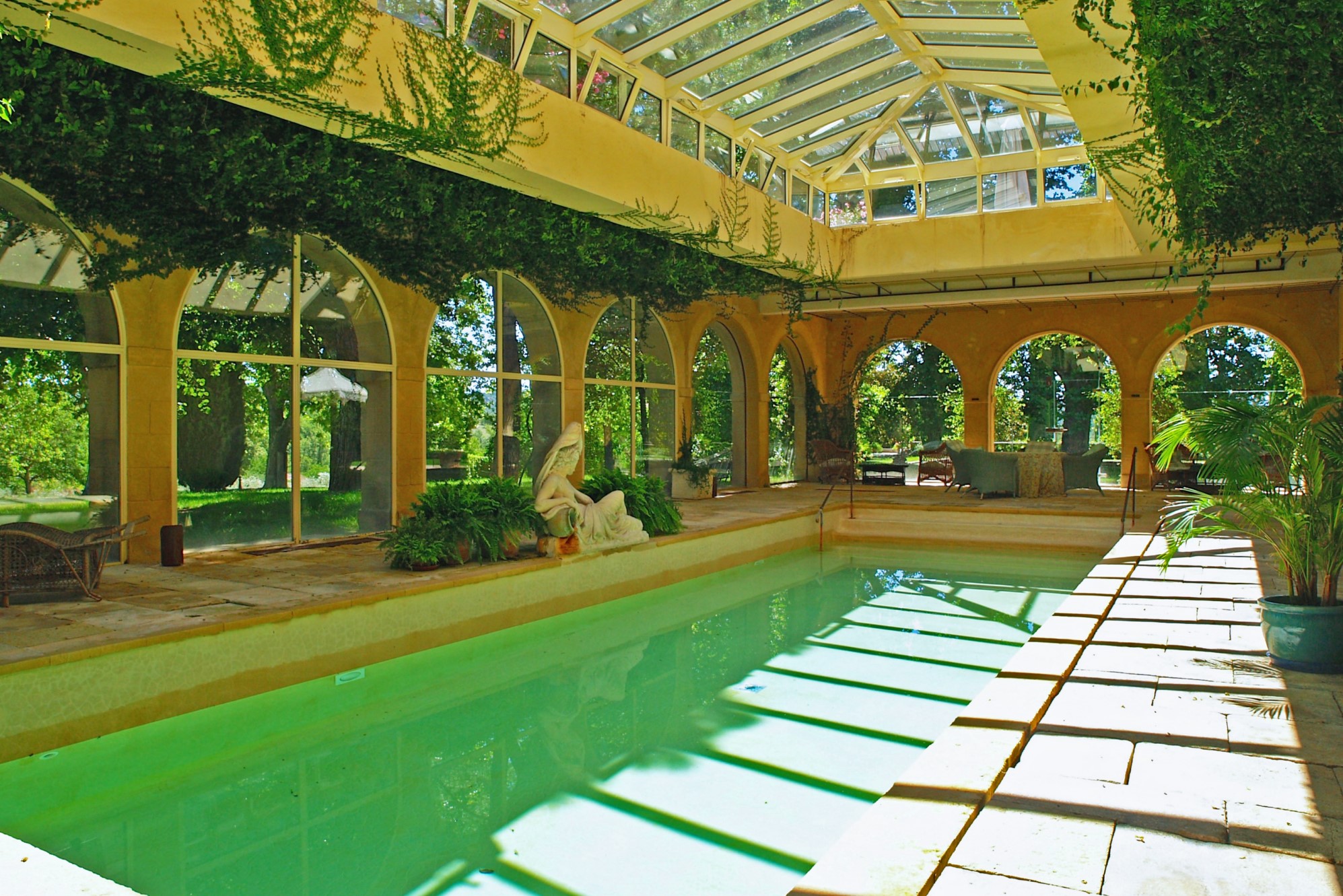 Piscine intérieure de chateau
