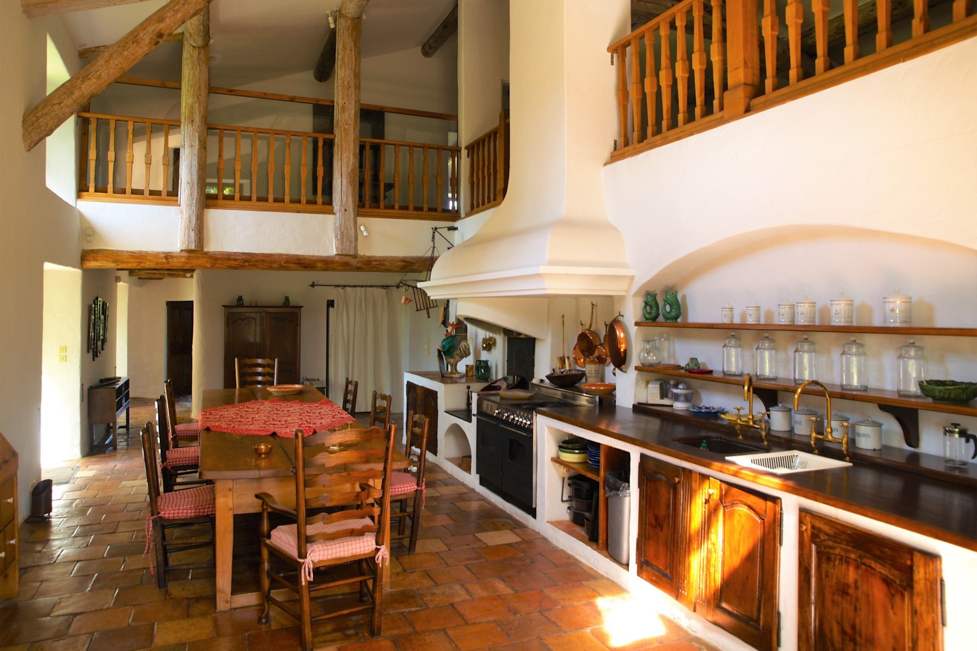 For rent, exceptional property with Castle in Provence, for your holidays or your events.