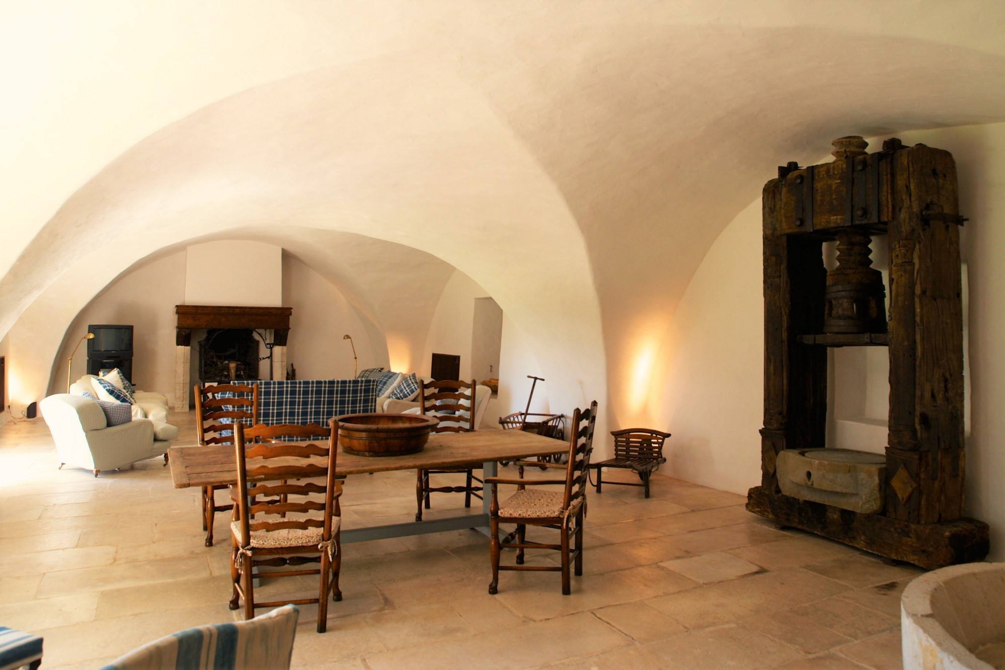 For rent, exceptional property with Castle in Provence, for your holidays or your events.