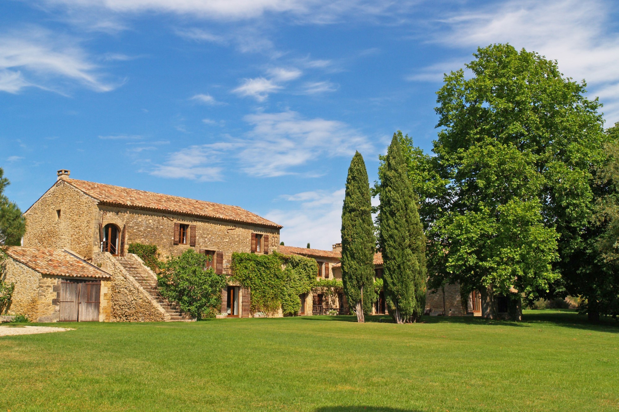 Ferme sur un étang location saisonniere Rosier Provence