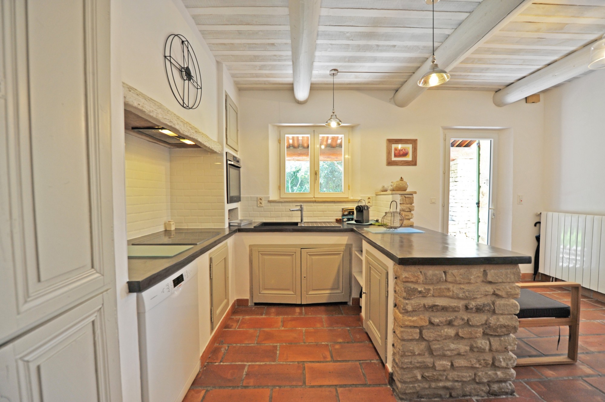 in Gordes, close to a sought-after hamlet, renovated property with swimming pool and outbuildings 