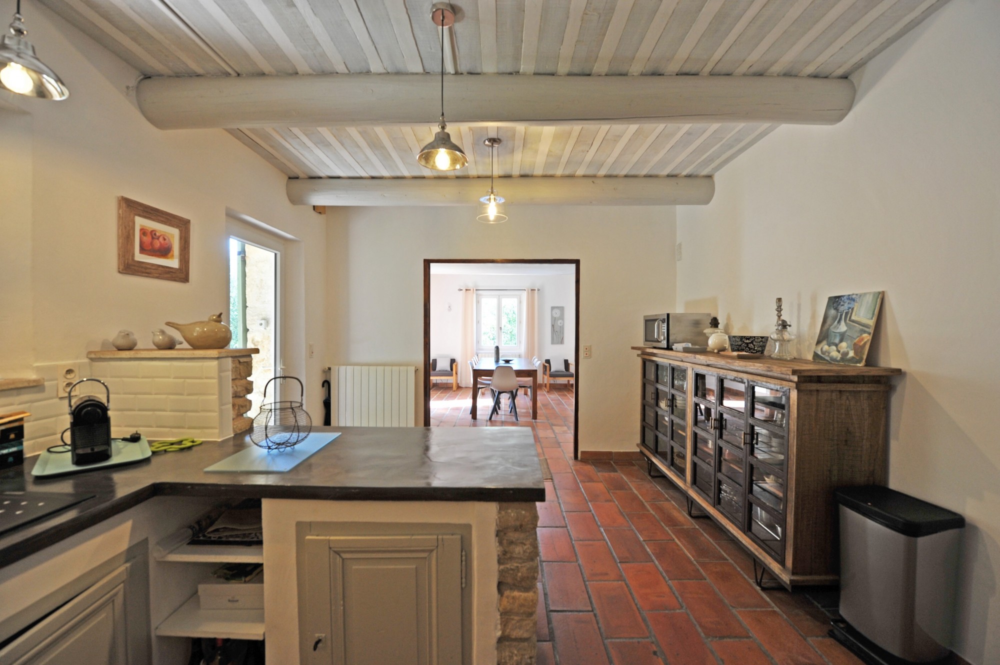 in Gordes, close to a sought-after hamlet, renovated property with swimming pool and outbuildings 