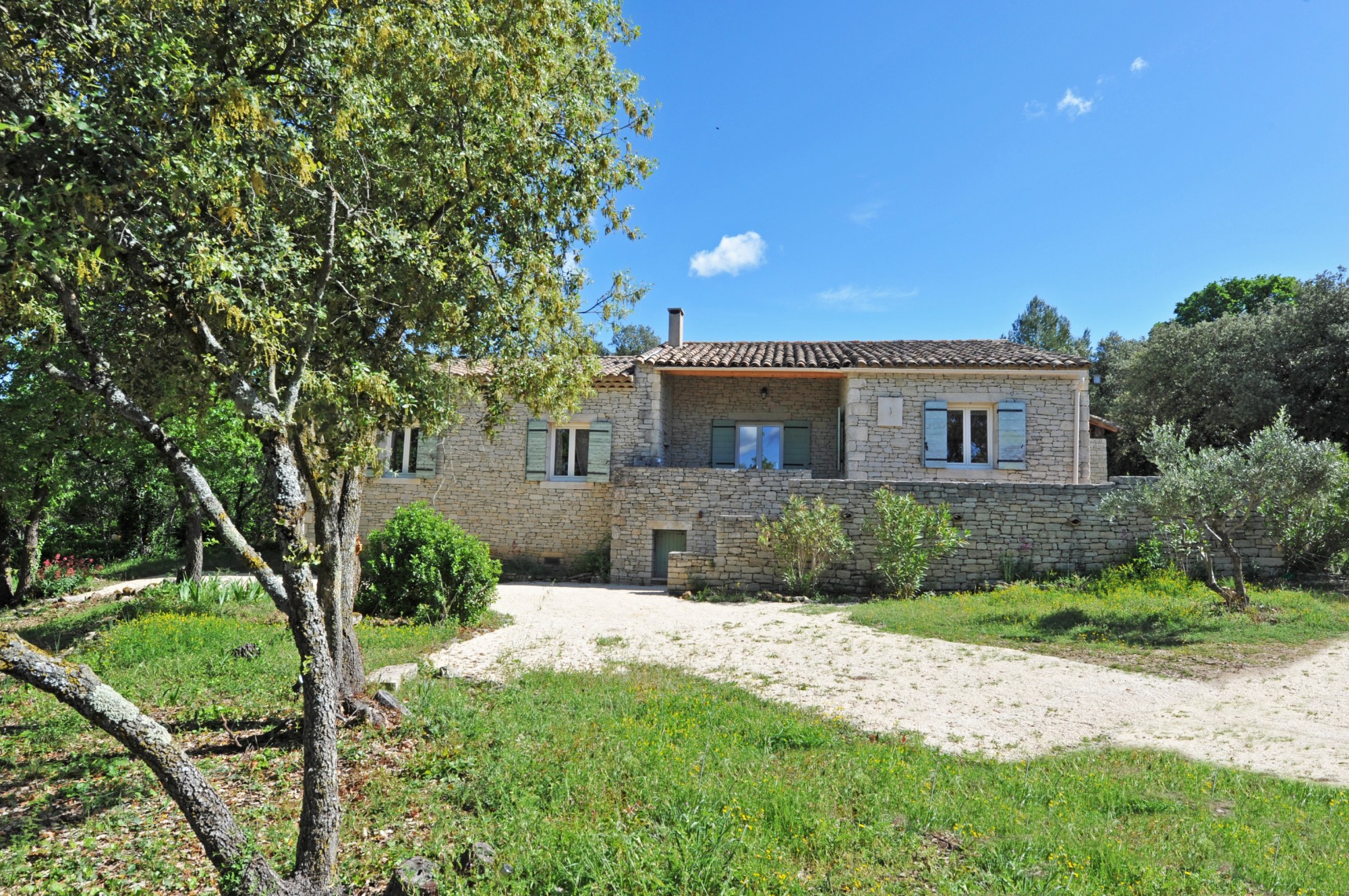 in Gordes, close to a sought-after hamlet, renovated property with swimming pool and outbuildings 