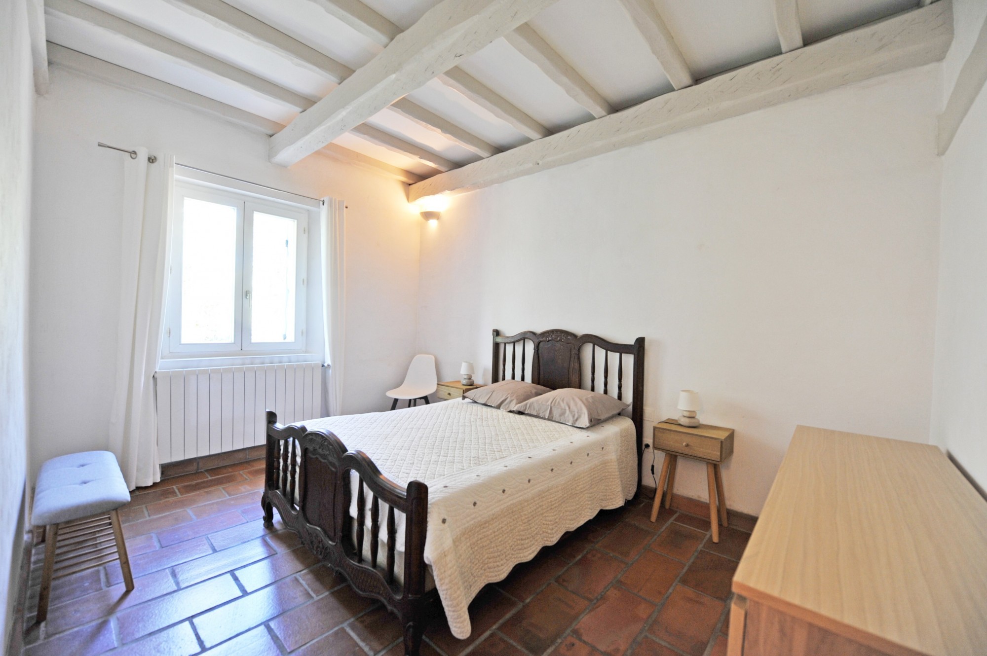 in Gordes, close to a sought-after hamlet, renovated property with swimming pool and outbuildings 