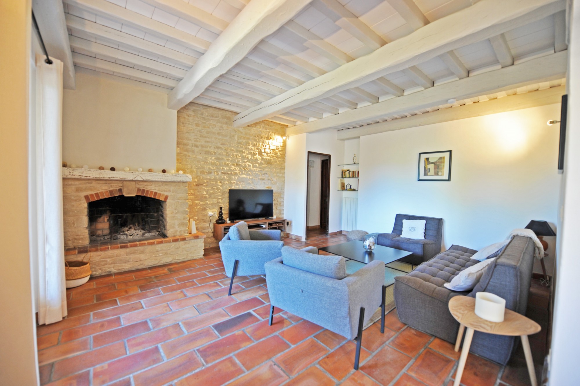in Gordes, close to a sought-after hamlet, renovated property with swimming pool and outbuildings 