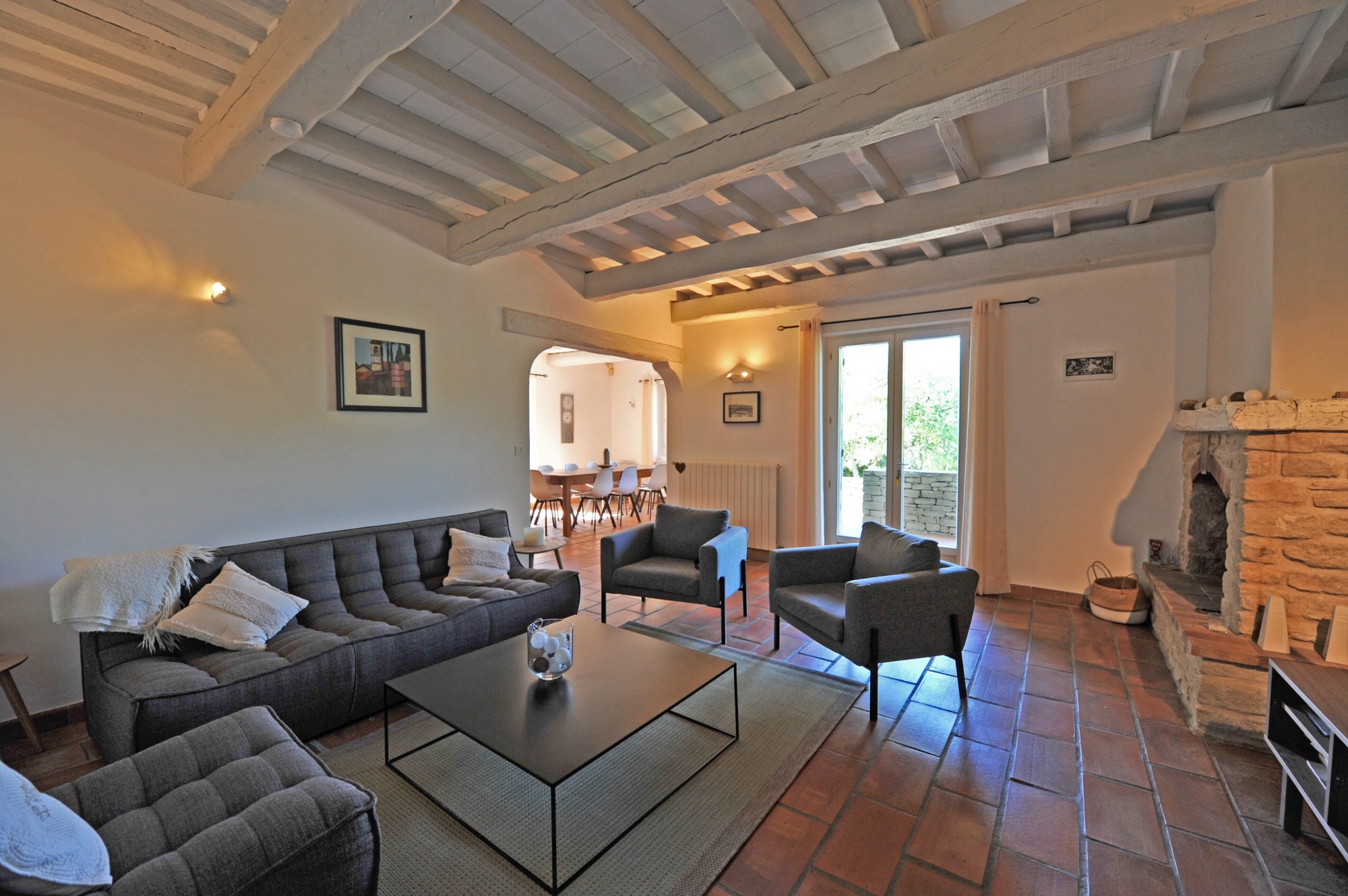 in Gordes, close to a sought-after hamlet, renovated property with swimming pool and outbuildings 