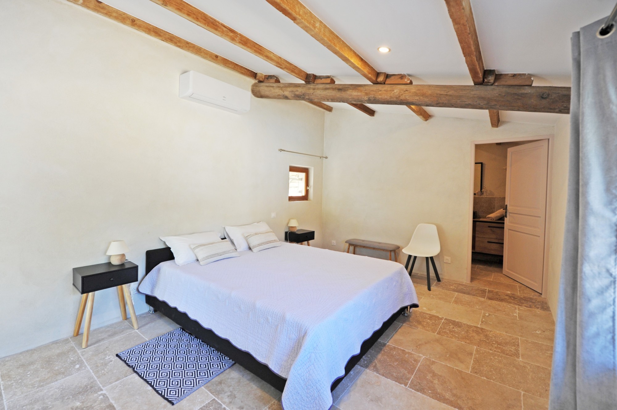 in Gordes, close to a sought-after hamlet, renovated property with swimming pool and outbuildings 