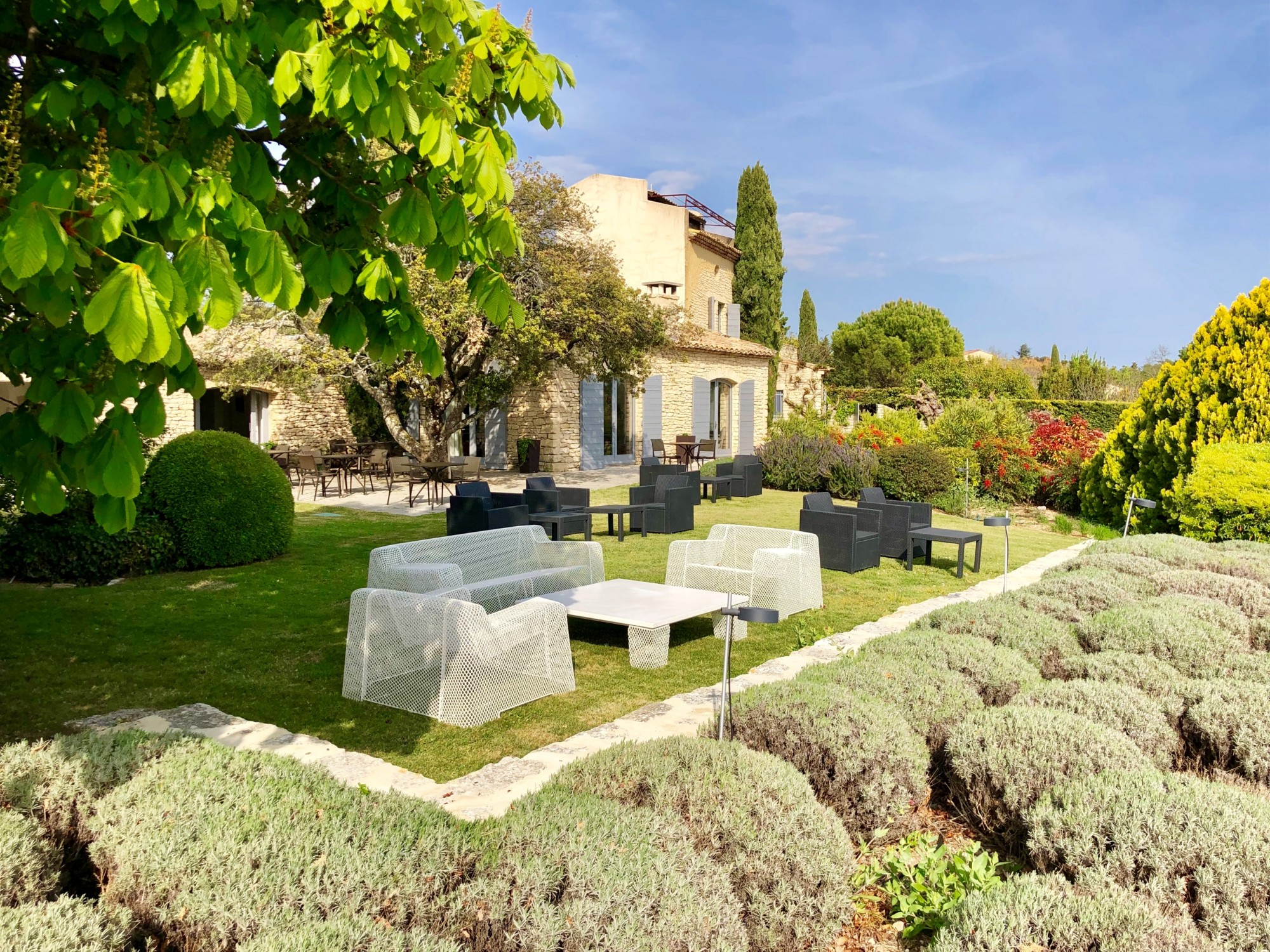 Close to the centre of the village of Gordes, exceptional property facing the Luberon and the Alpilles