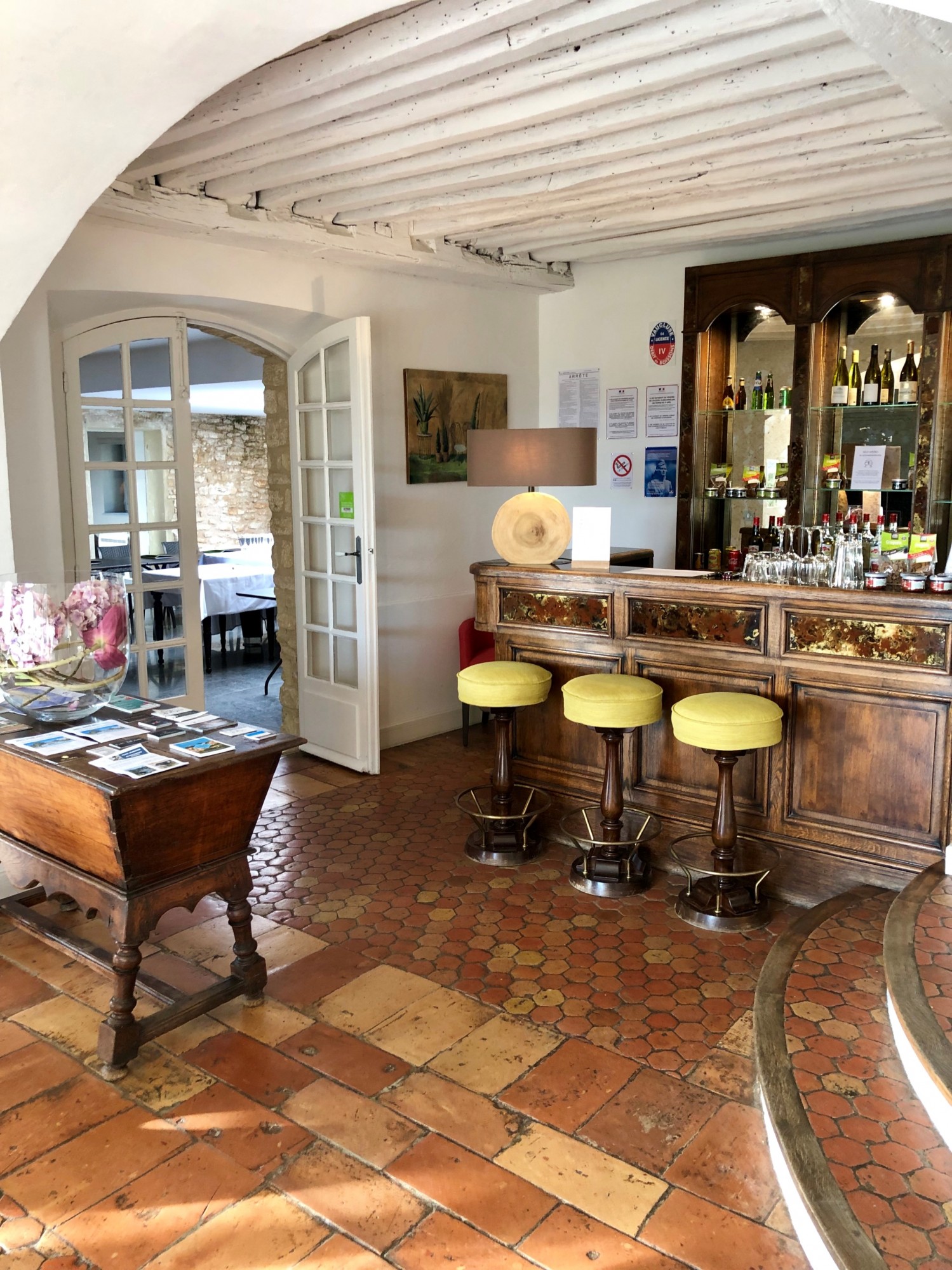 Close to the centre of the village of Gordes, exceptional property facing the Luberon and the Alpilles