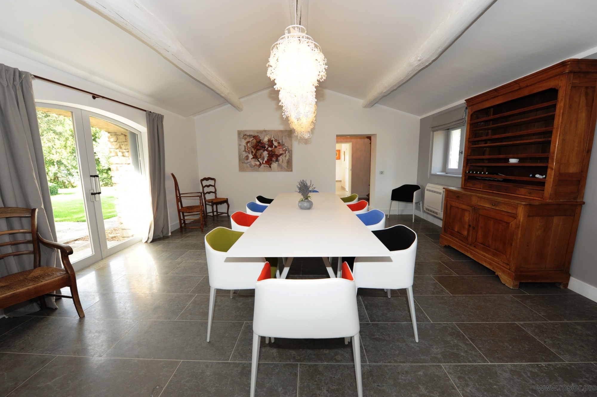 Close to the centre of the village of Gordes, exceptional property facing the Luberon and the Alpilles