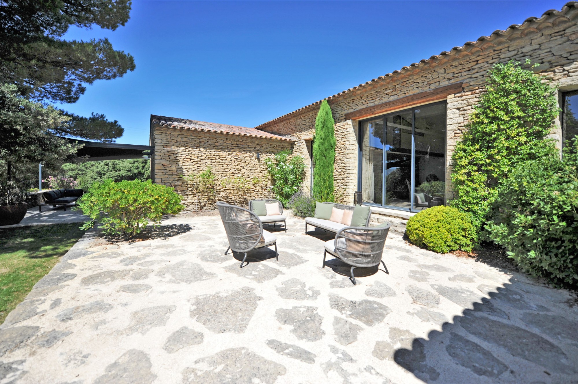 Gordes, this property renovated with taste is set in an ideal location